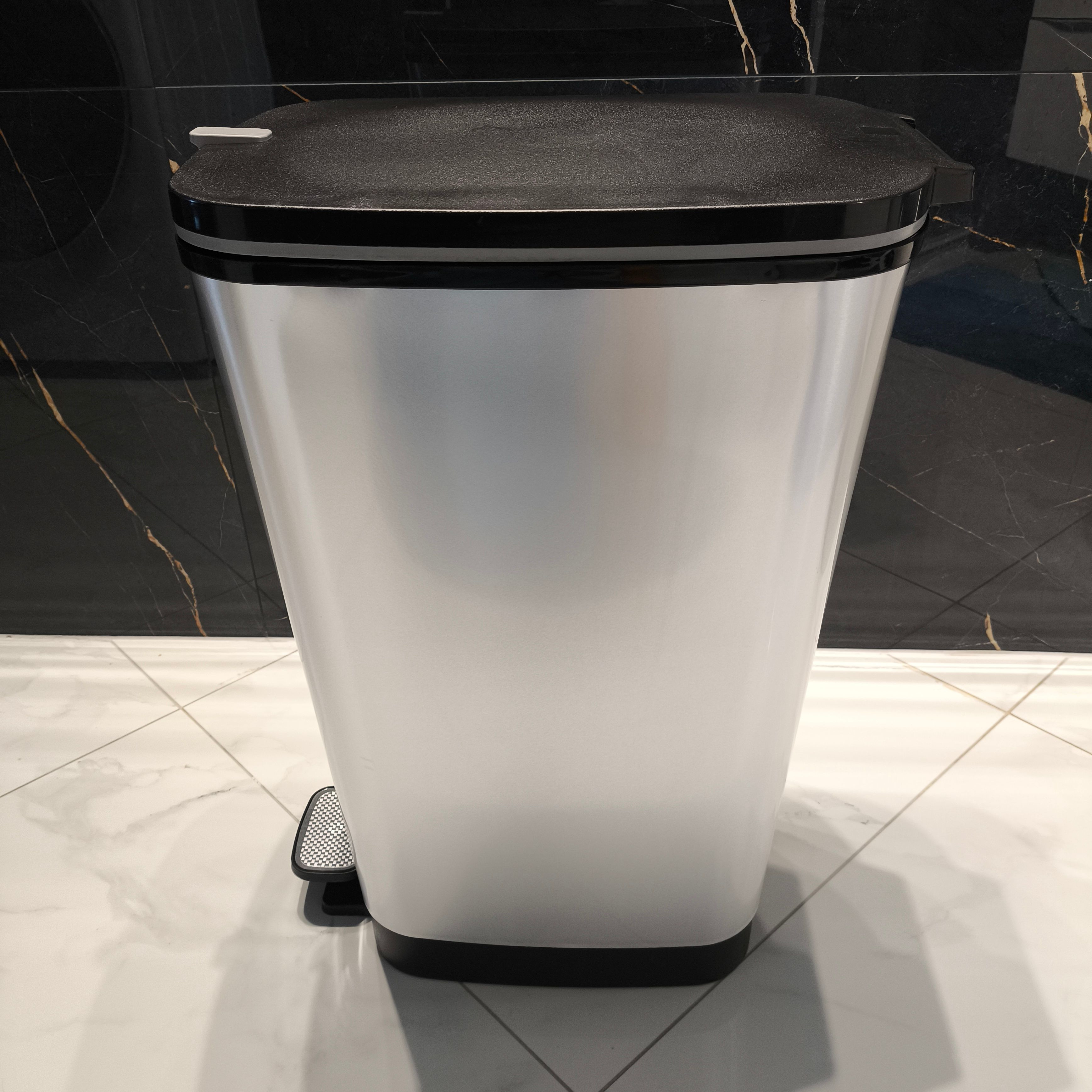 Pedálový odpadkový koš Keter 45 l - Steel fotografie realizace 2