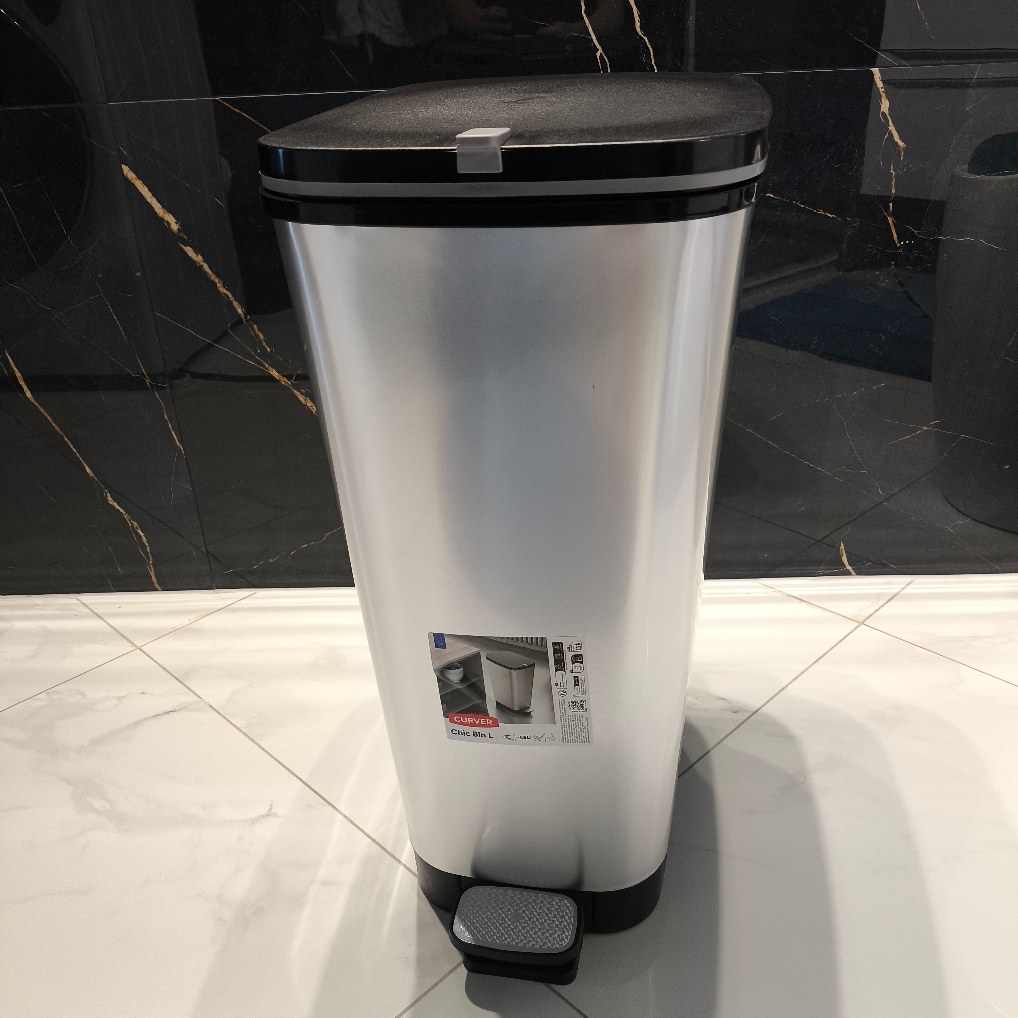 Pedálový odpadkový koš Keter 45 l - Steel fotografie realizace 3