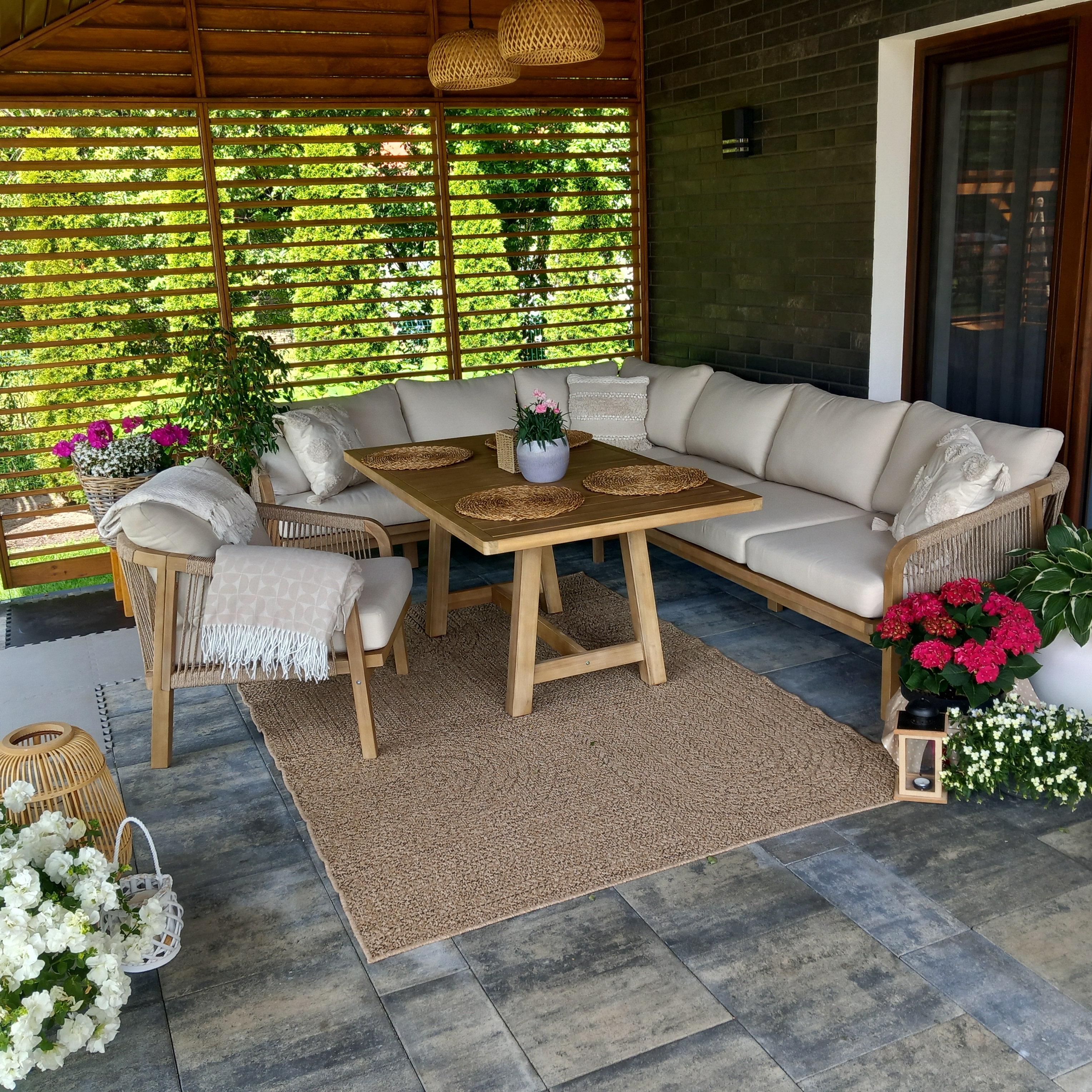 Dřevěná rohová sestava Furrore Marigold Dining fotografie realizace 1