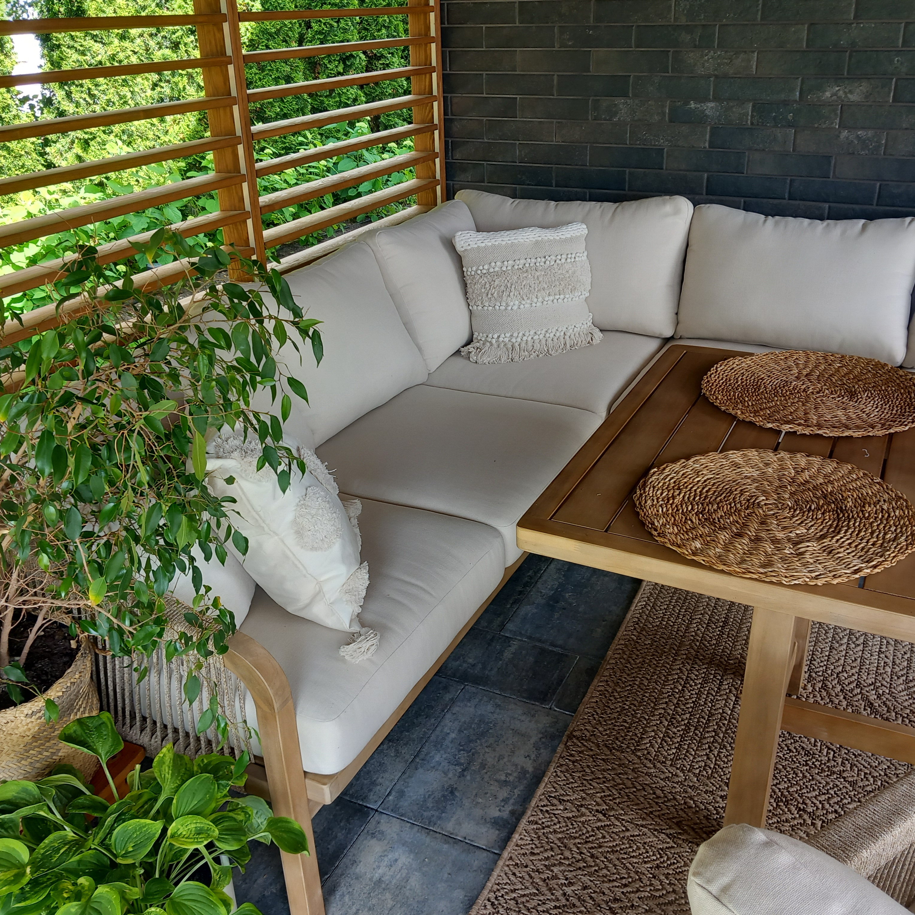 Dřevěná rohová sestava Furrore Marigold Dining fotografie realizace 3