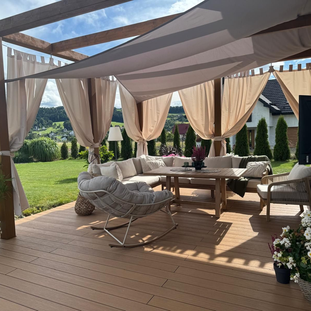 Dřevěná rohová sestava Furrore Marigold Dining fotografie realizace 4