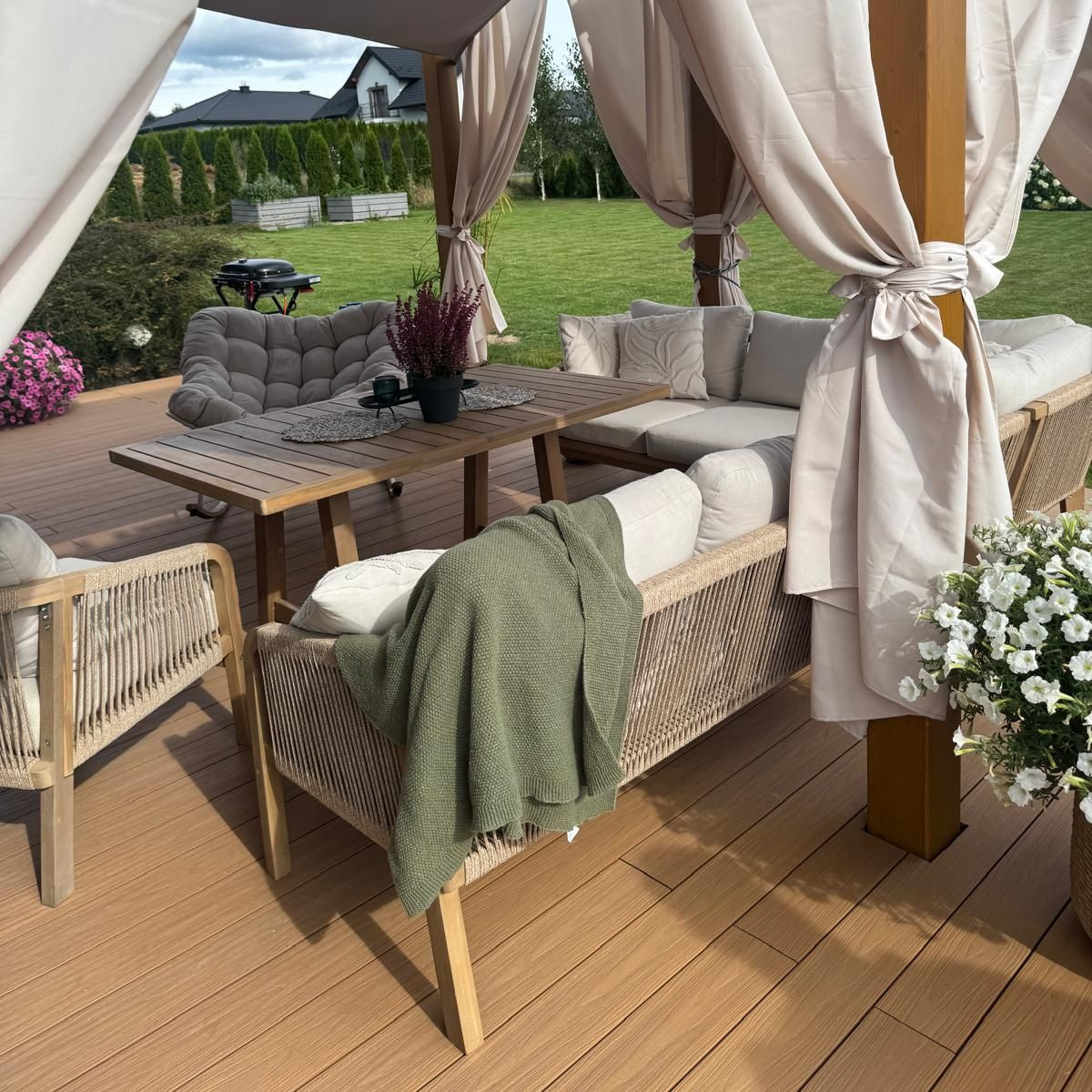Dřevěná rohová sestava Furrore Marigold Dining fotografie realizace 5