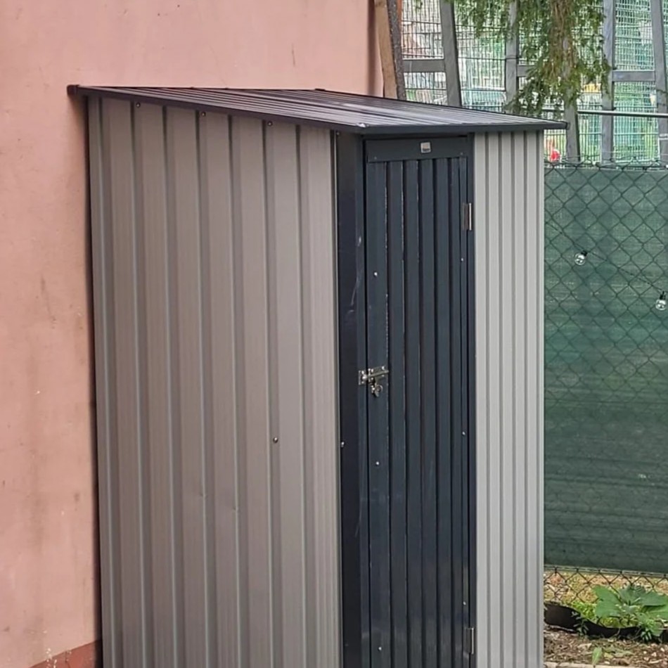 Kovový domek na nářadí KENT 143x89 cm světle šedý fotografie realizace 1