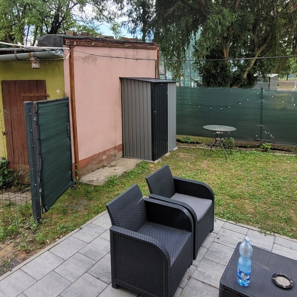 Kovový domek na nářadí KENT 143x89 cm světle šedý fotografie realizace 3