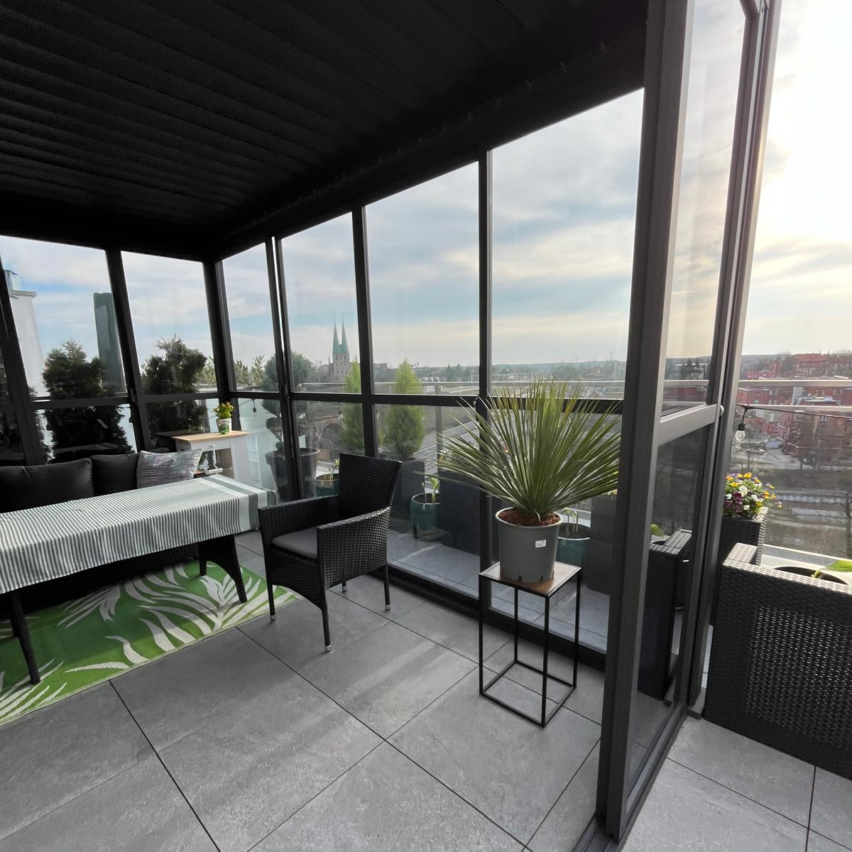 Posuvné dveře Gutroof Premium 4m antracit fotografie realizace 1