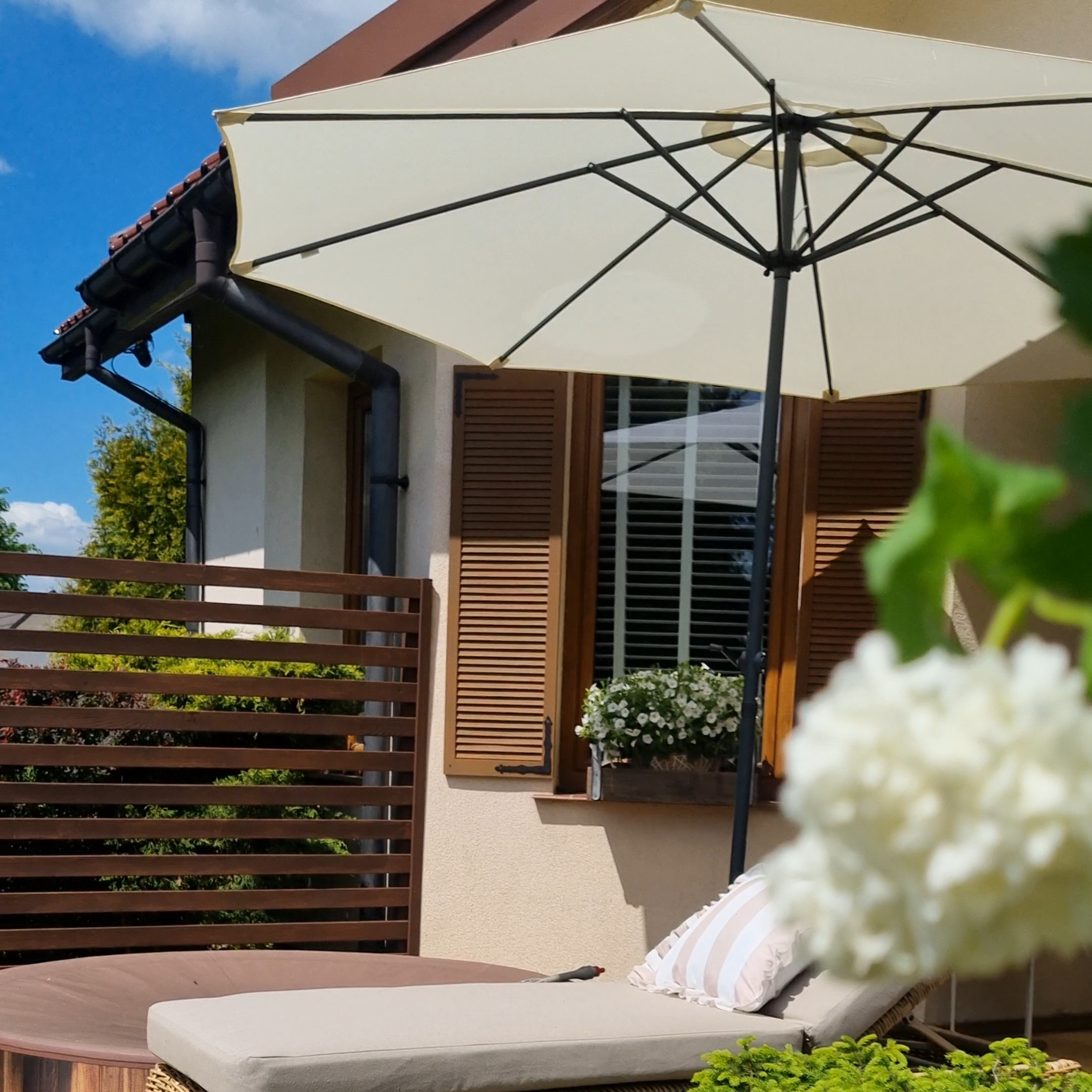 Zahradní slunečník Bjørkka MOOREA 3m Beige fotografie realizace 3