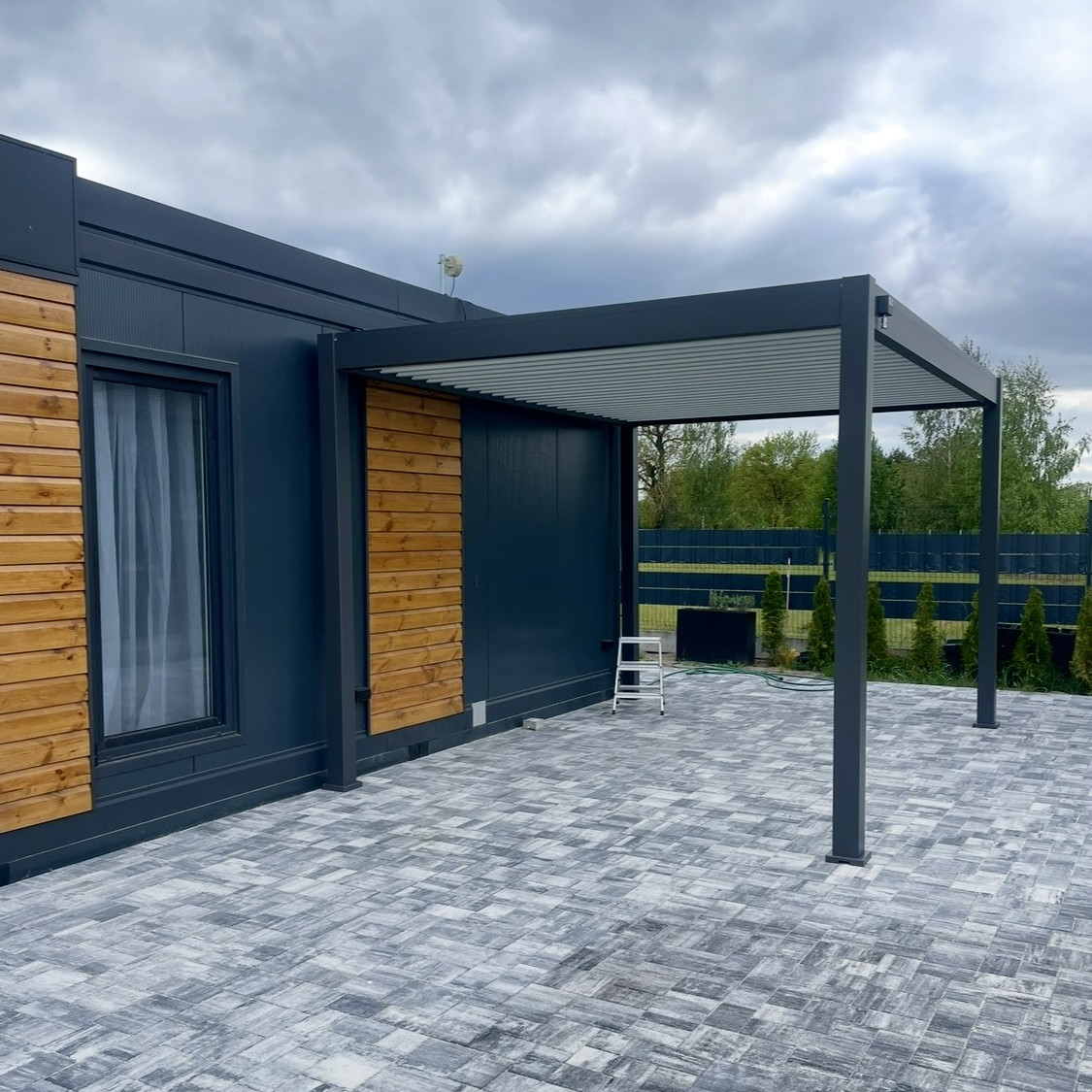 Hliníková pergola Gutroof ELEGANCE 3x4 m antracit fotografie realizace 6