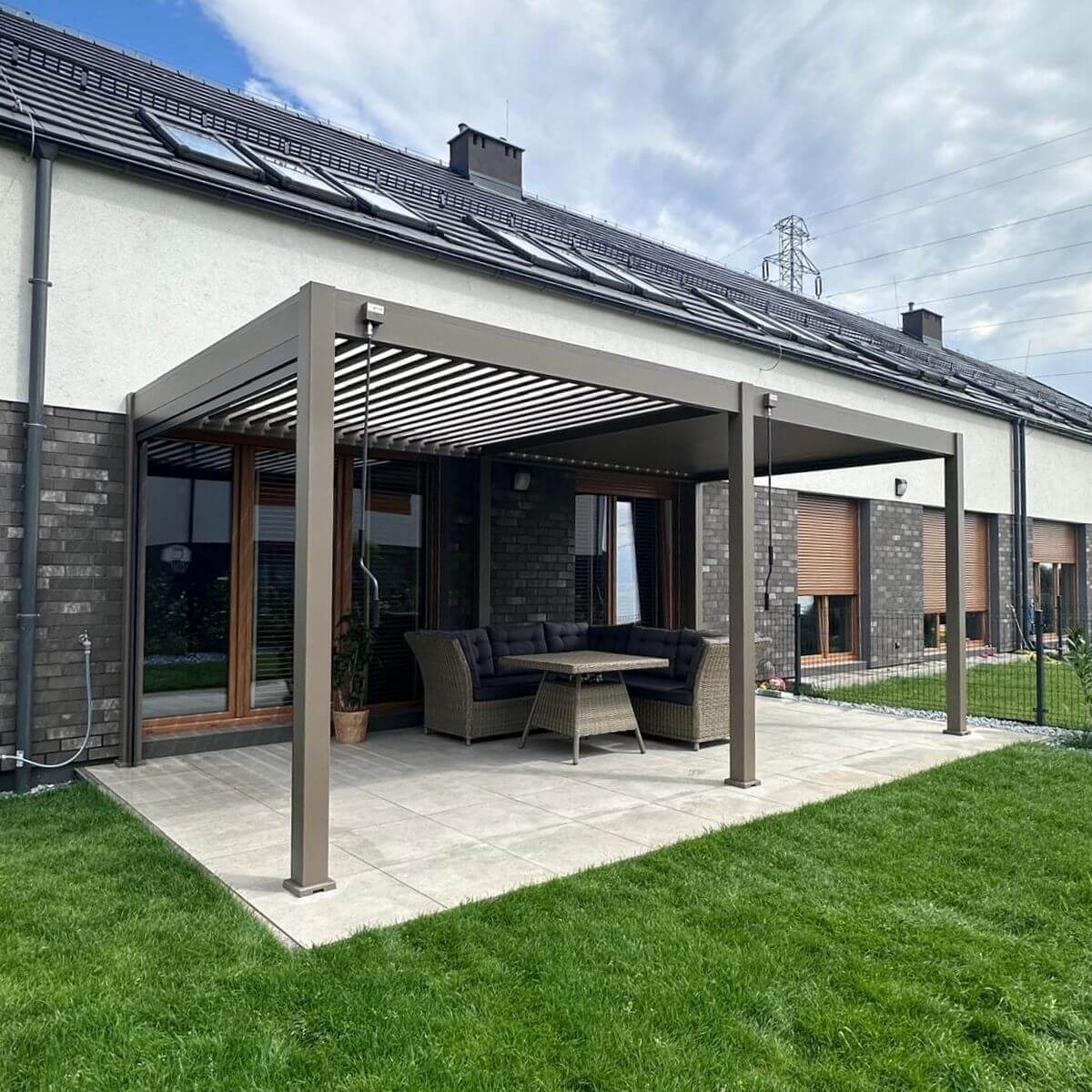 Hliníková pergola Gutroof ELEGANCE 3x6 m Taupe fotografie realizace 2