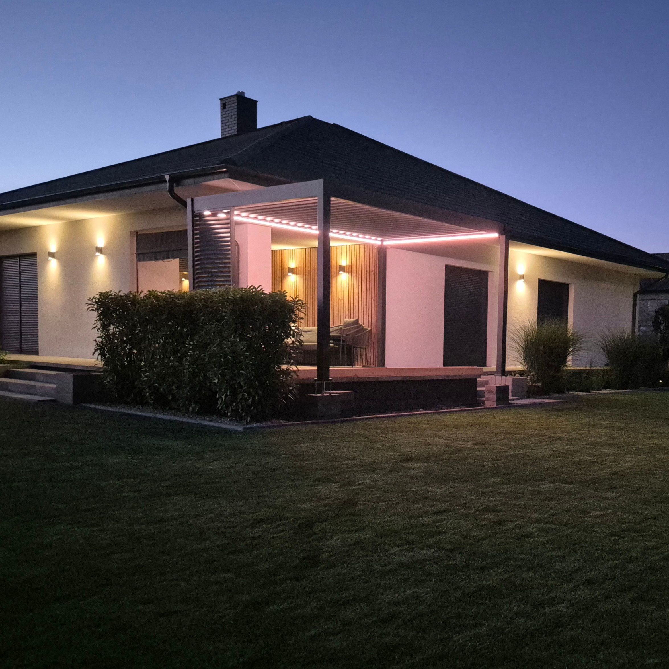 Hliníková pergola Gutroof ELEGANCE AUTOMATIC 3x4 m s LED fotografie realizace 4