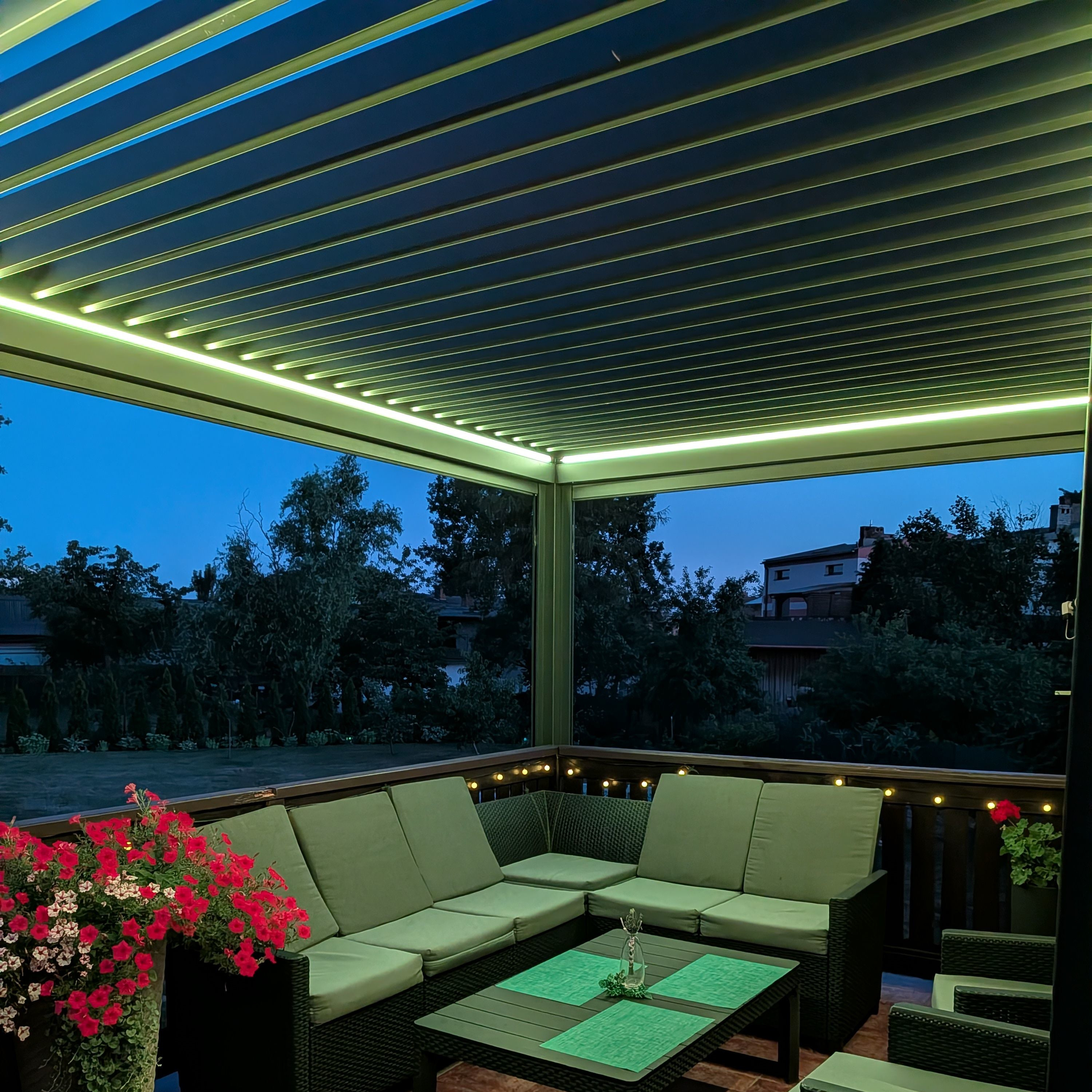 Hliníková pergola Gutroof ELEGANCE AUTOMATIC 3x4 m s LED fotografie realizace 6