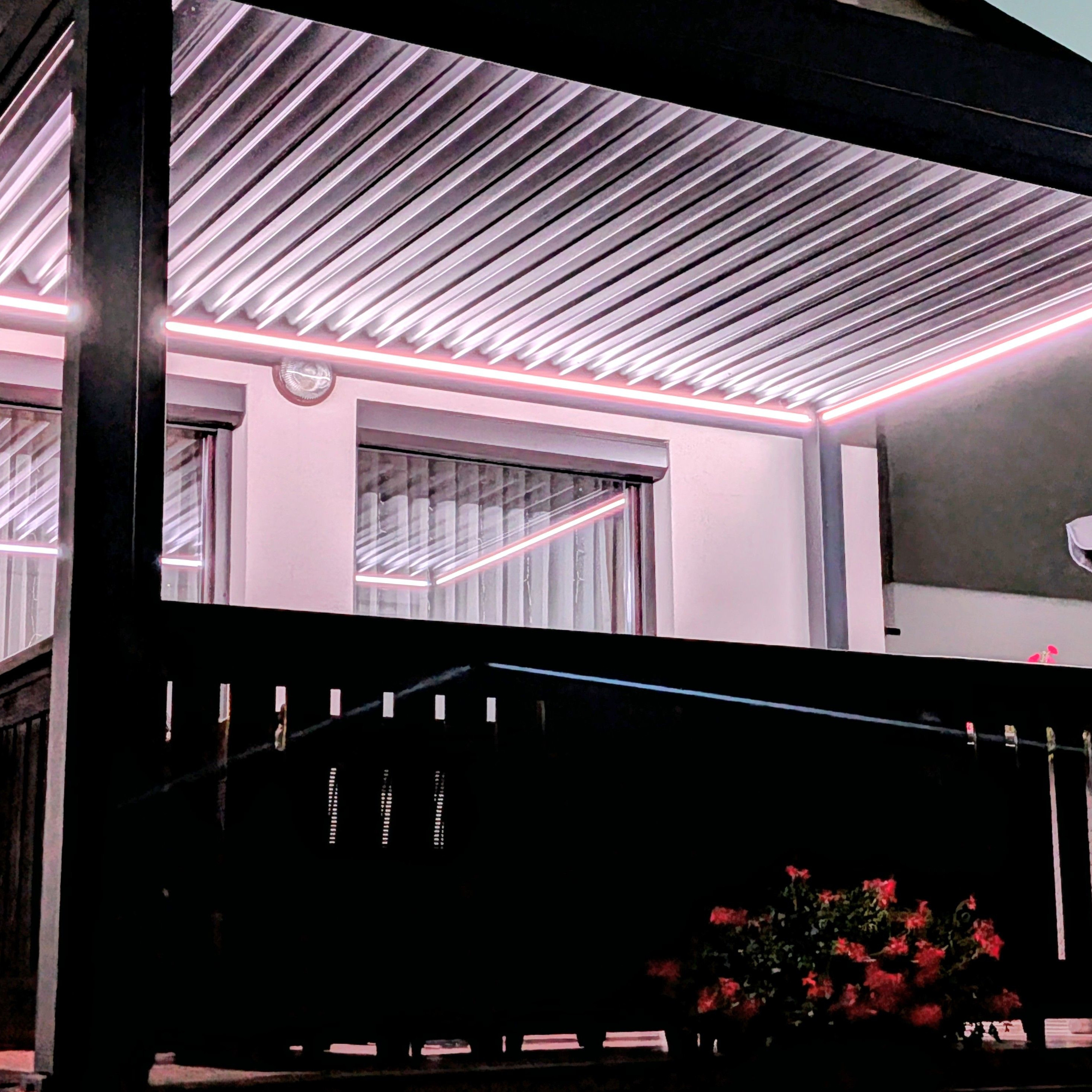 Hliníková pergola Gutroof ELEGANCE AUTOMATIC 3x4 m s LED fotografie realizace 7