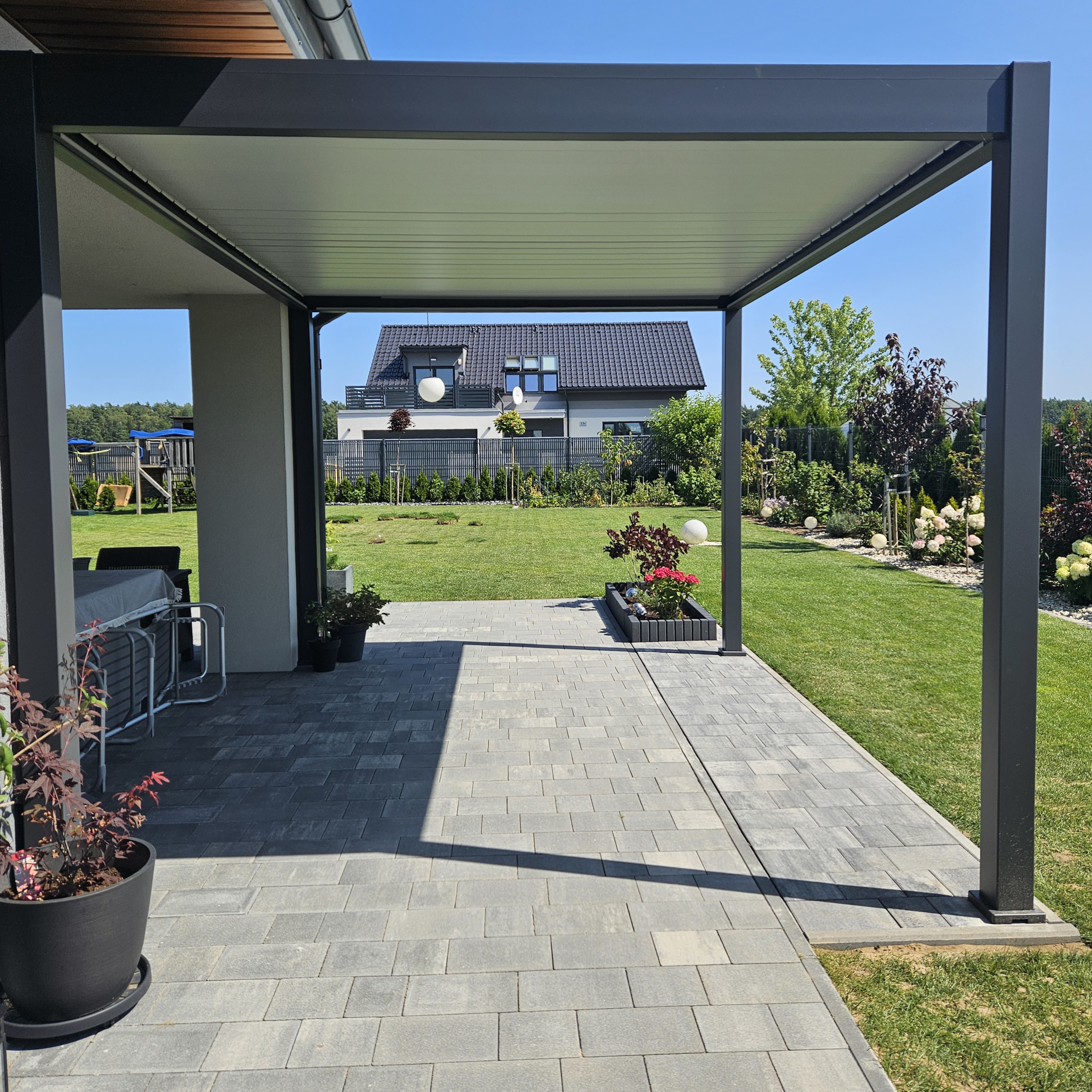 Hliníková pergola Gutroof ELEGANCE AUTOMATIC 3x4 m s LED fotografie realizace 1
