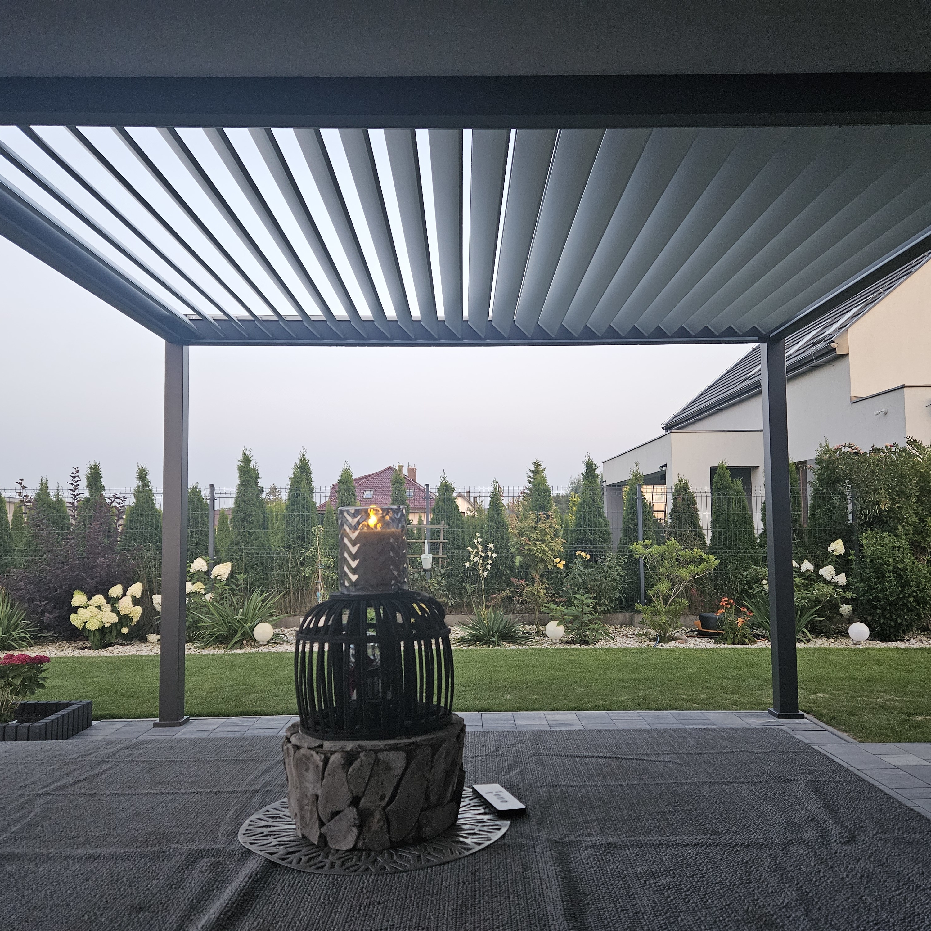 Hliníková pergola Gutroof ELEGANCE AUTOMATIC 3x4 m s LED fotografie realizace 2