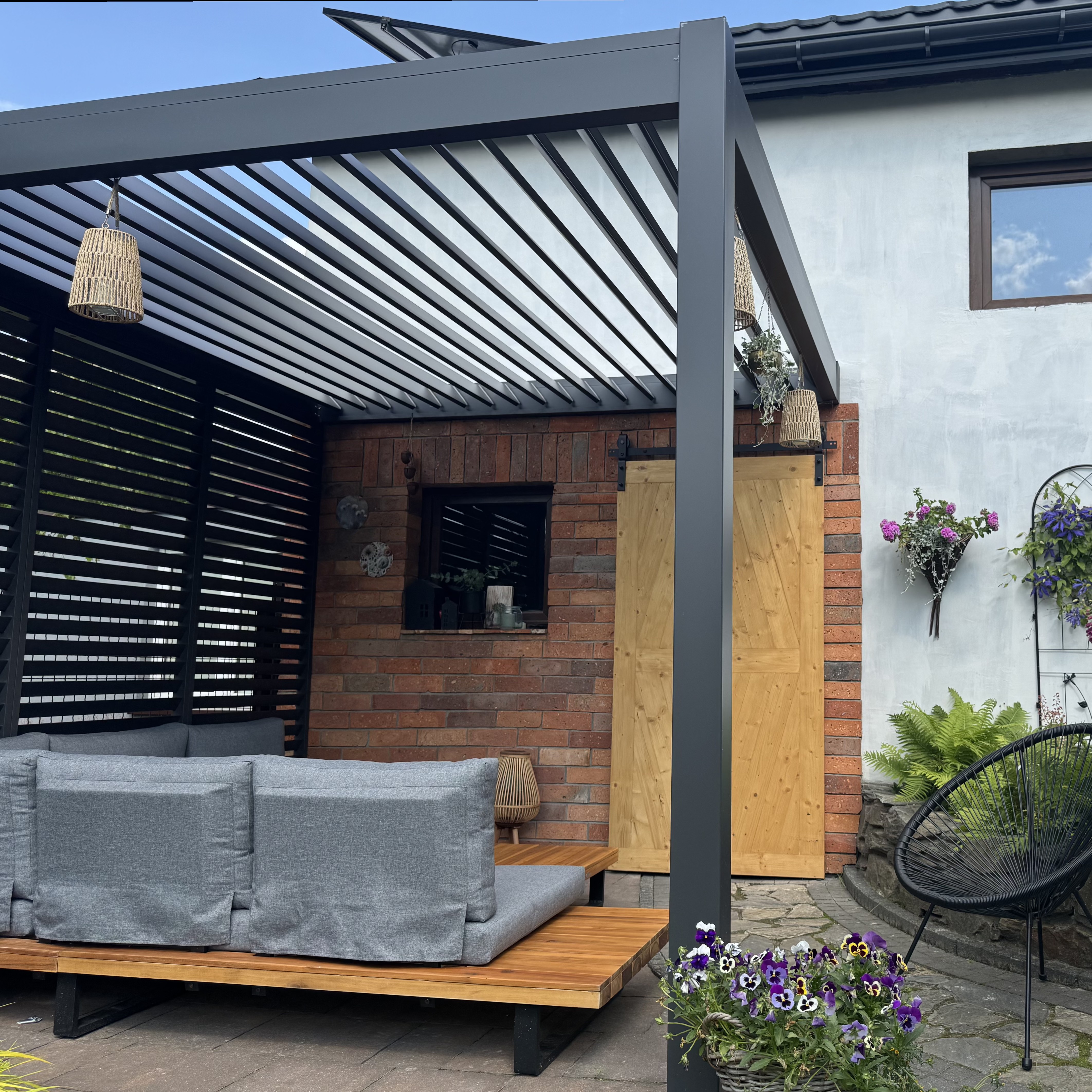 Hliníková pergola Gutroof ELEGANCE WALL 3x3 m antracit fotografie realizace 2