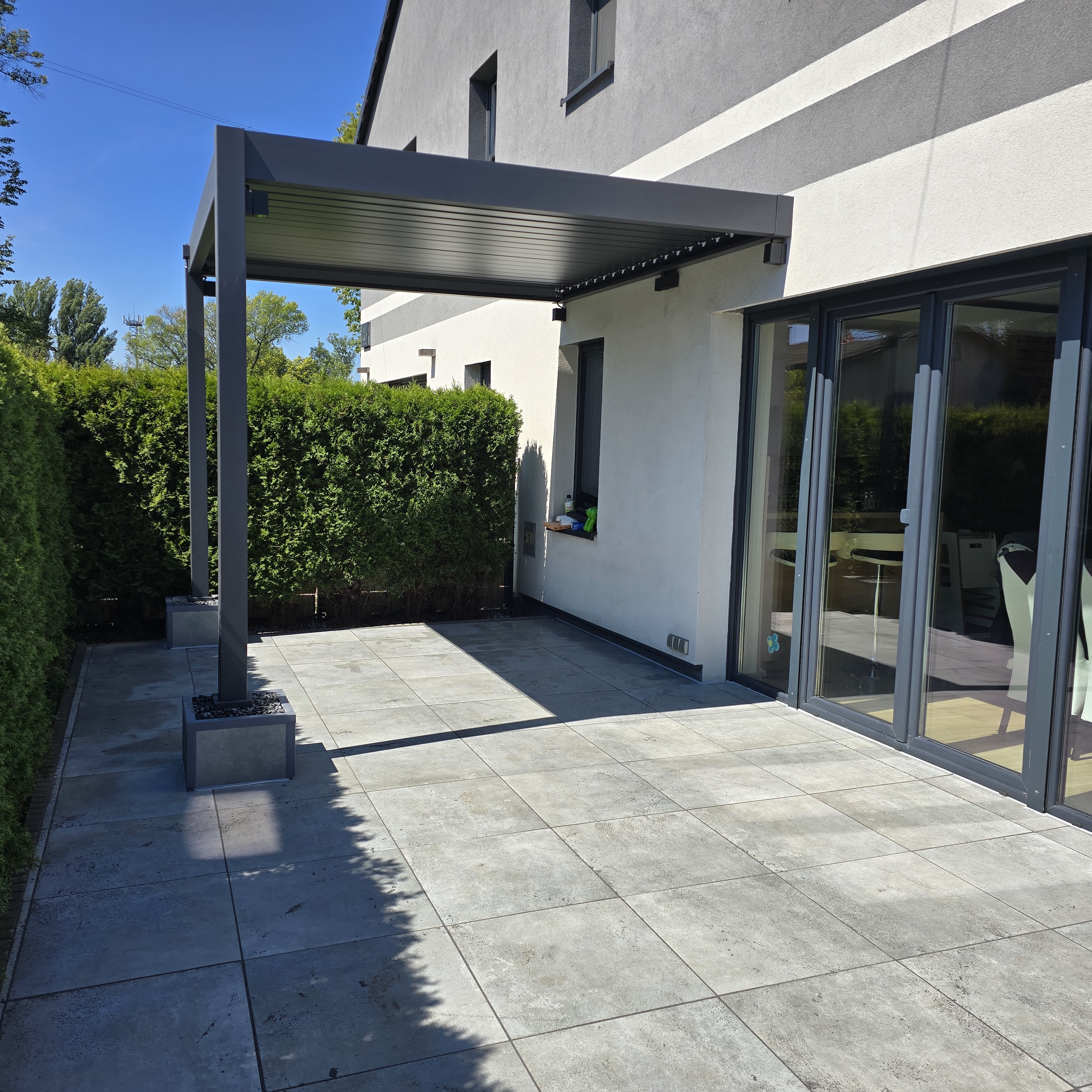 Hliníková pergola Gutroof ELEGANCE WALL 3x3 m antracit fotografie realizace 1