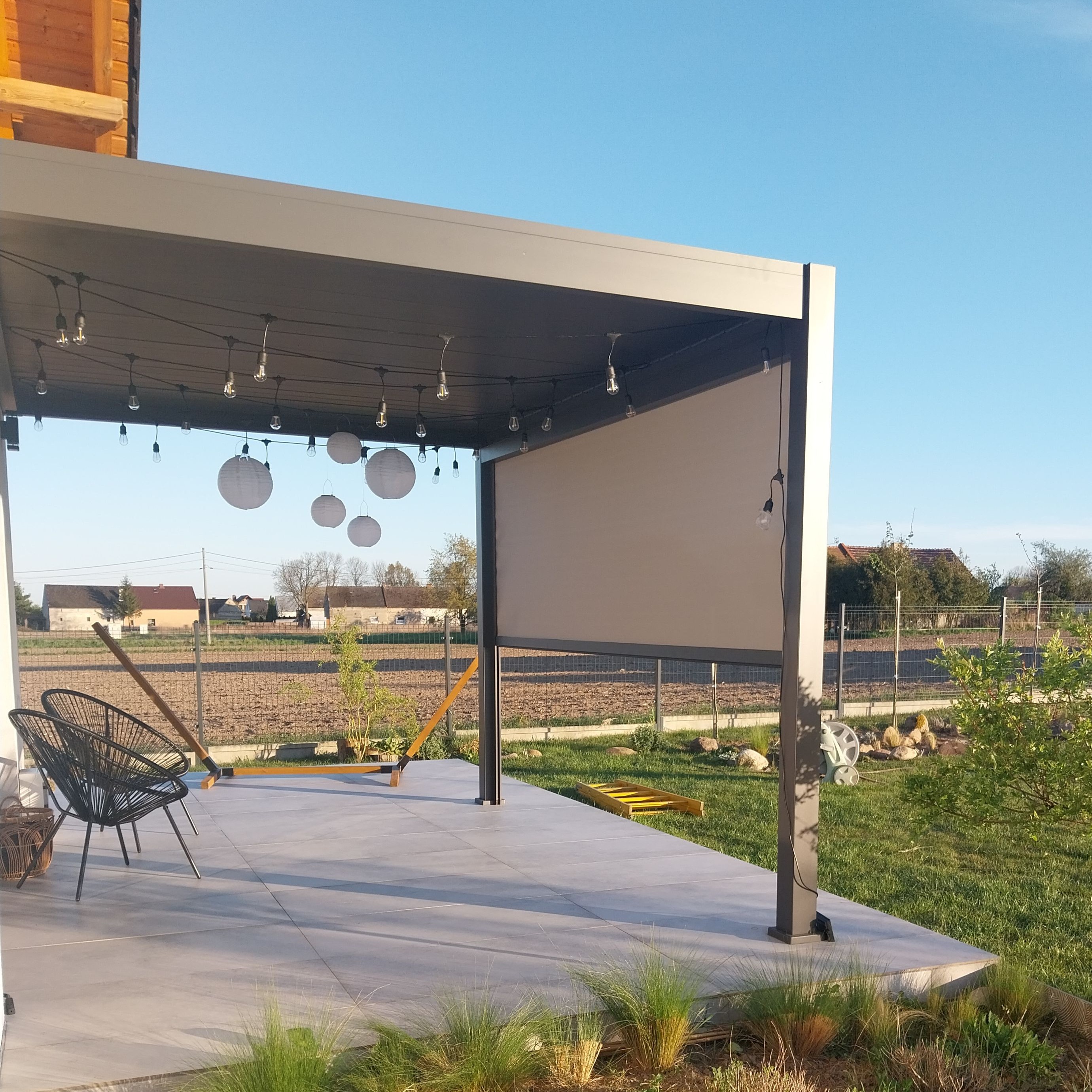 Hliníková pergola ke stěně Gutroof ELEGANCE WALL 3x4 m antracit fotografie realizace 2