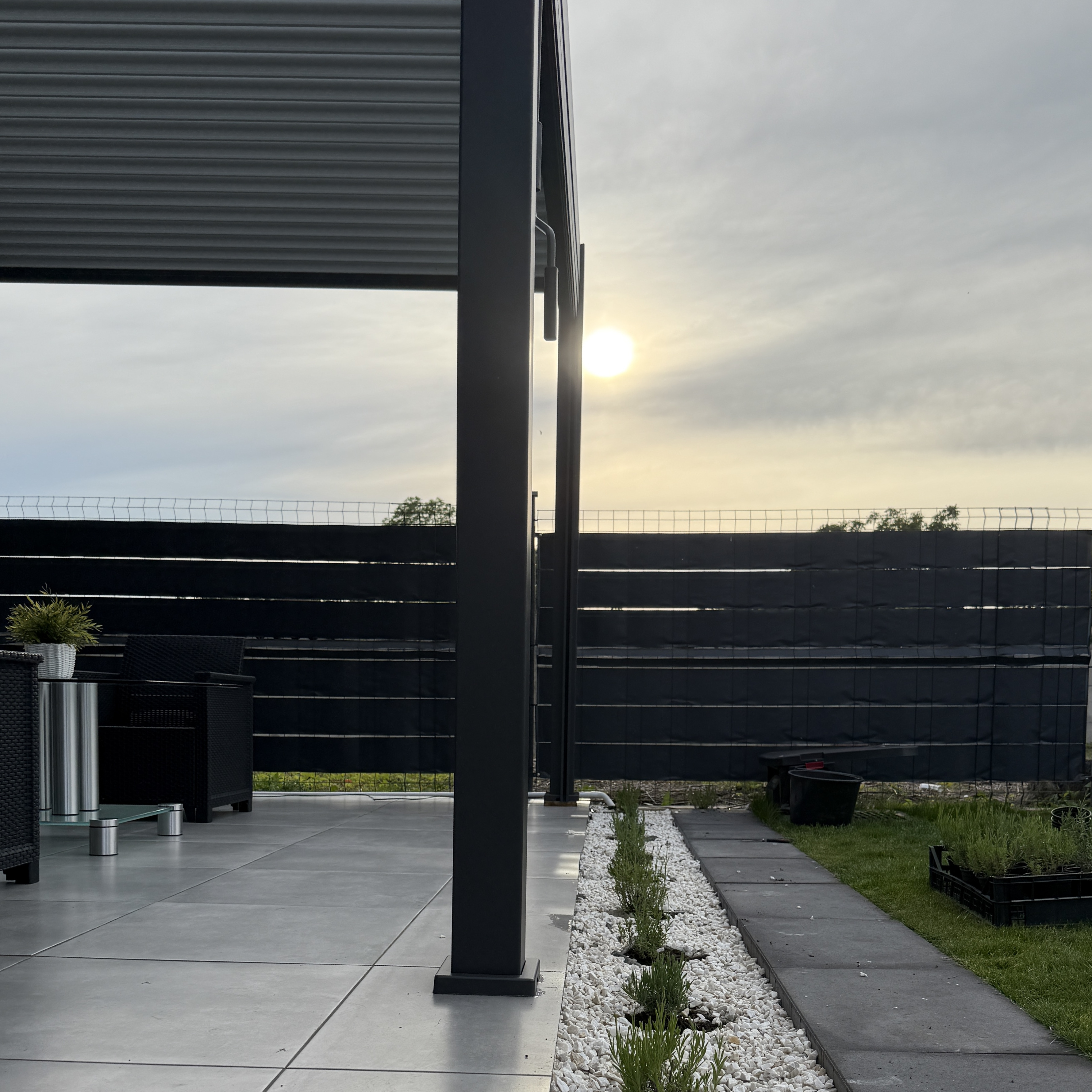 Hliníková pergola ke stěně Gutroof ELEGANCE WALL 3x4 m fotografie realizace 1
