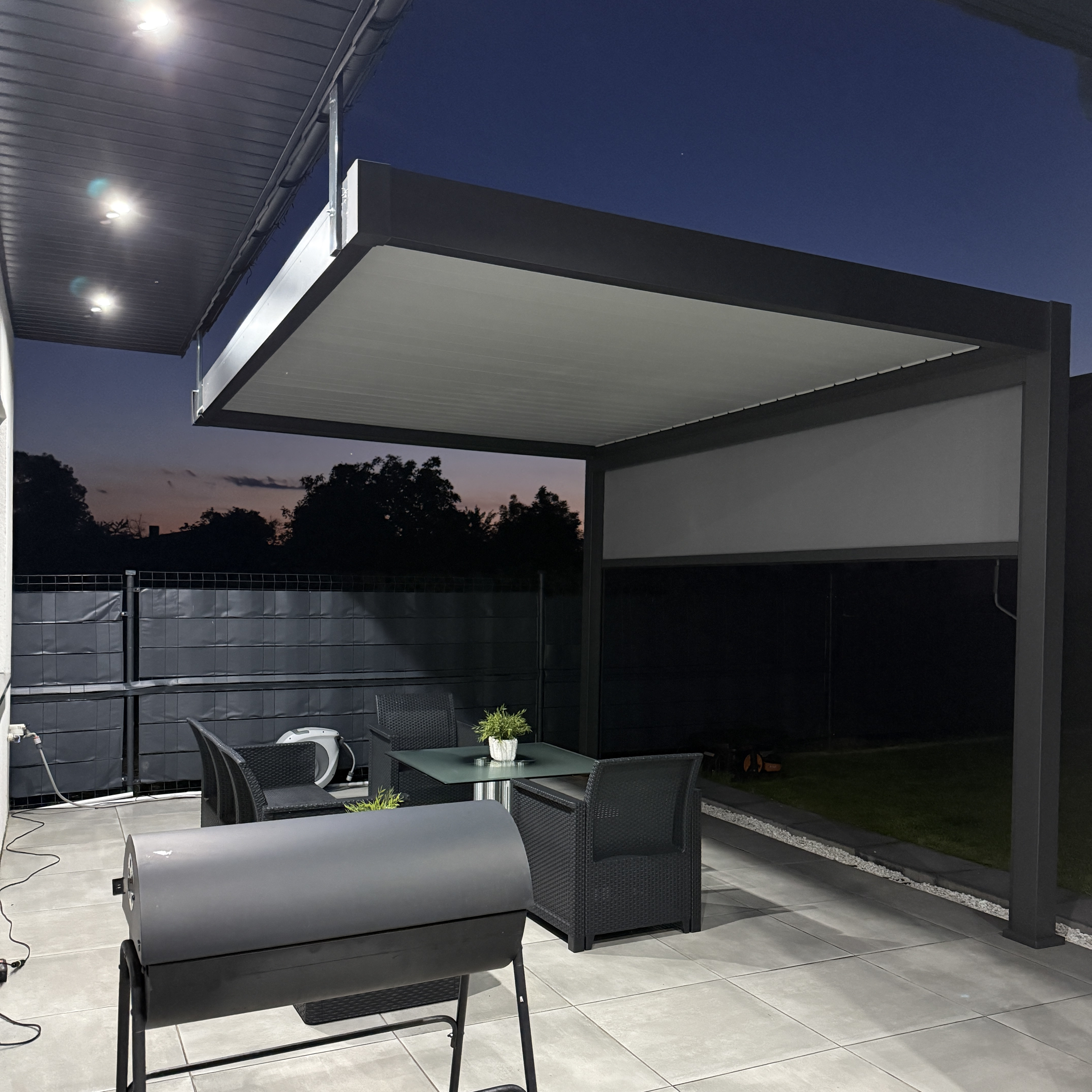 Hliníková pergola ke stěně Gutroof ELEGANCE WALL 3x4 m fotografie realizace 2