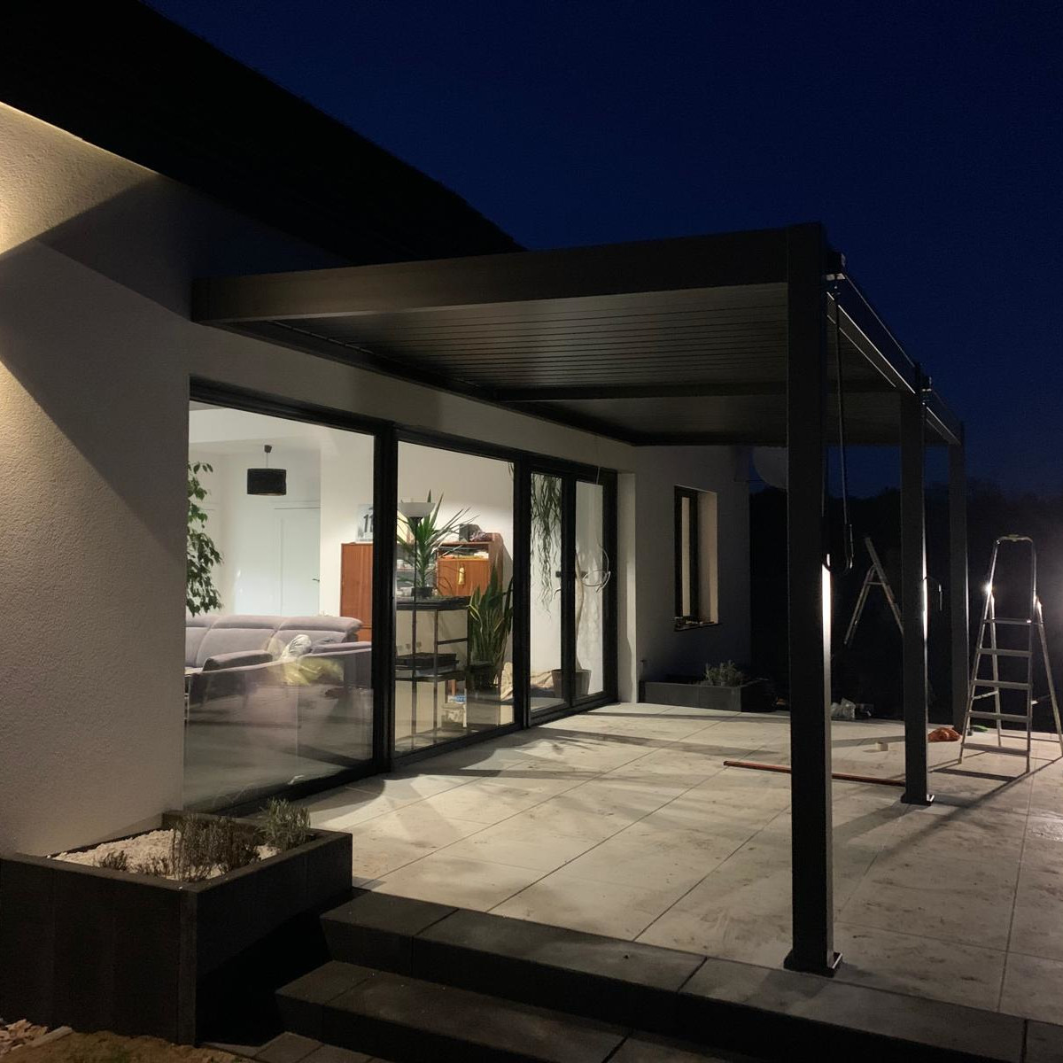 Hliníková pergola ke stěně Gutroof ELEGANCE WALL 3x6 m antracit fotografie realizace 1