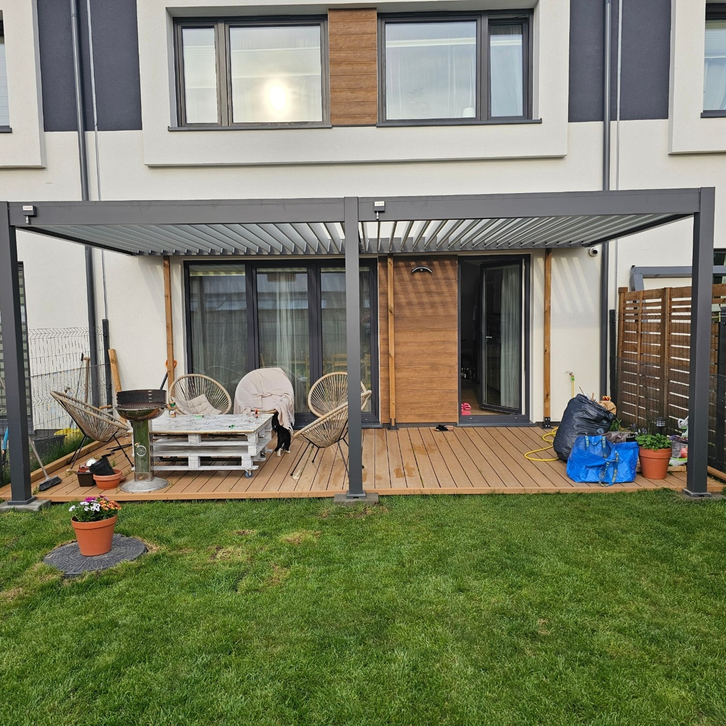 Hliníková pergola ke stěně Gutroof ELEGANCE WALL 3x6 m antracit fotografie realizace 2