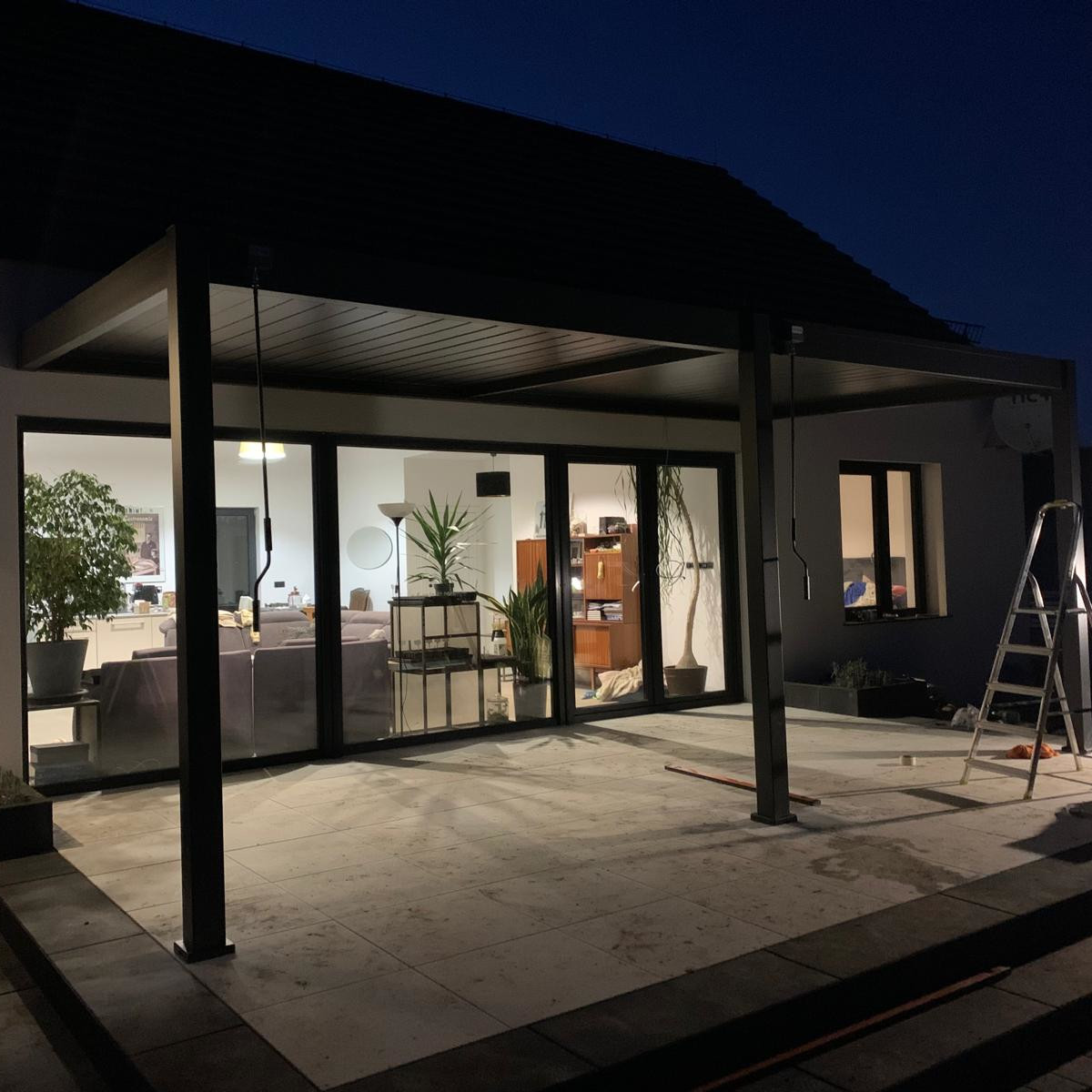 Hliníková pergola ke stěně Gutroof ELEGANCE WALL 3x6 m antracit fotografie realizace 3