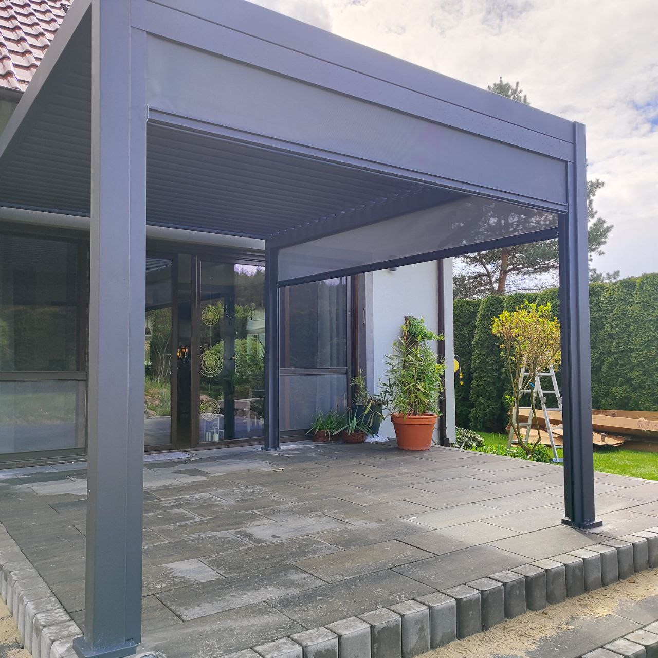 Hliníková pergola Gutroof DELUXE 3,6x4 m antracit fotografie realizace 5