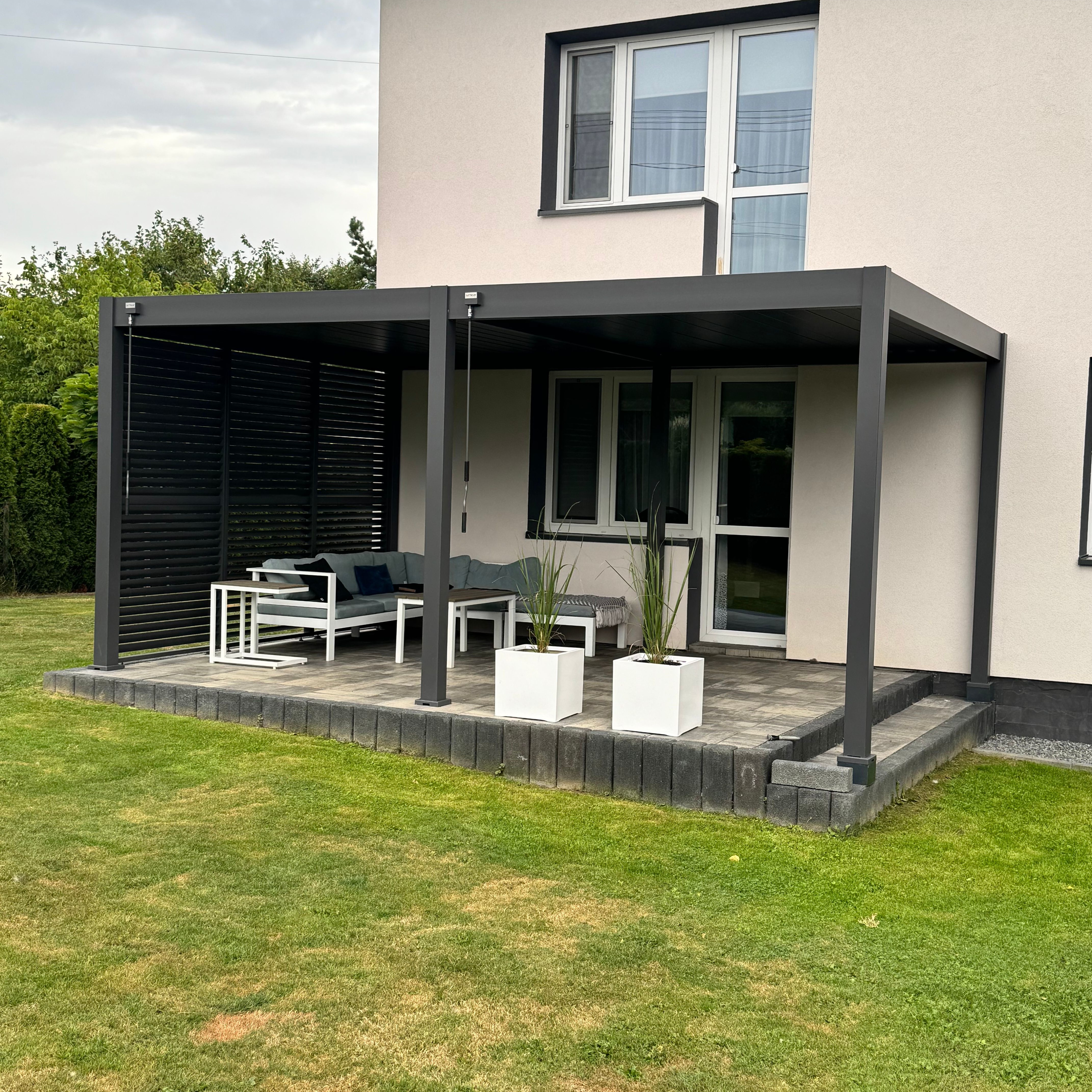 Hliníková pergola Gutroof DELUXE 3,6x5,3 m antracit fotografie realizace 1