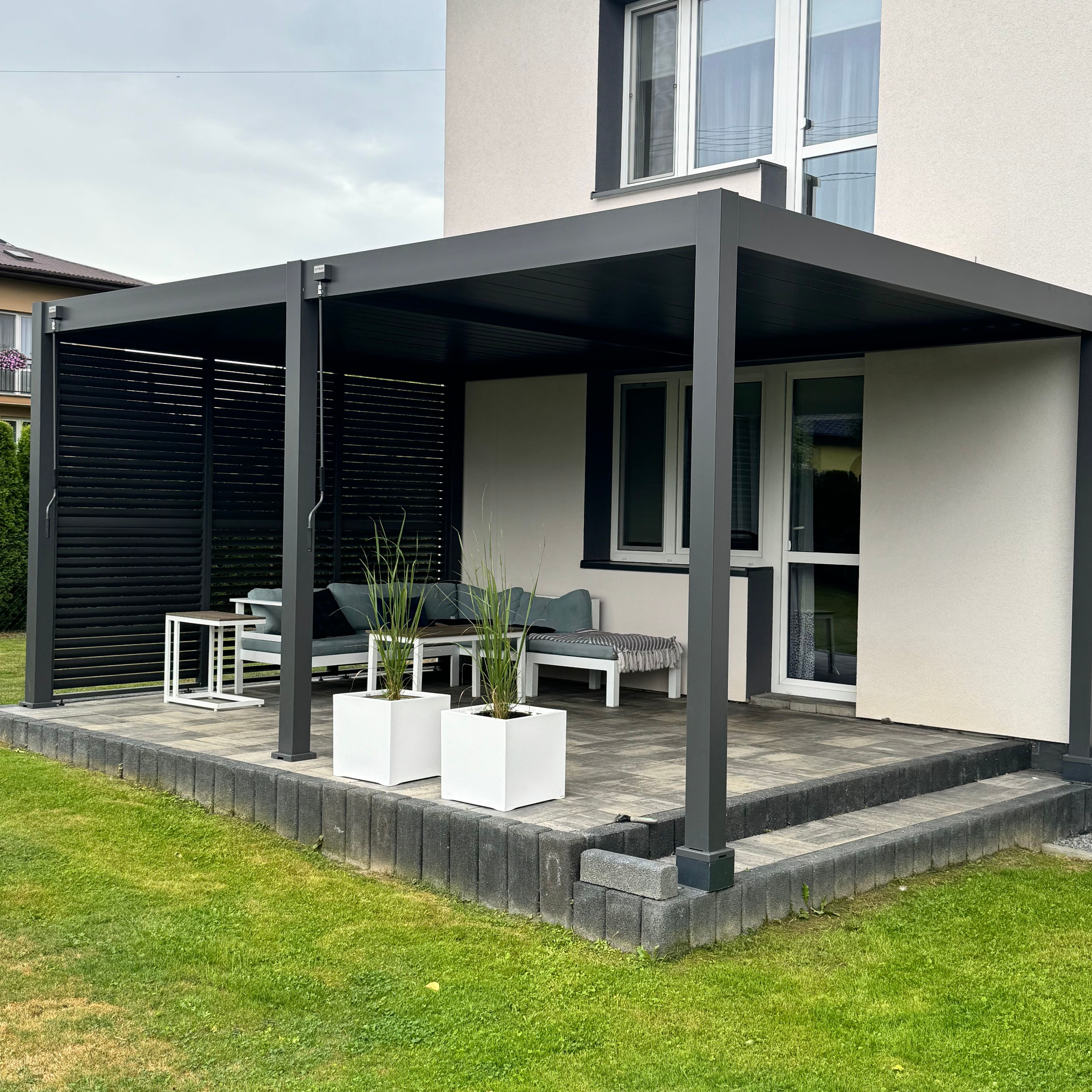 Hliníková pergola Gutroof DELUXE 3,6x5,3 m antracit fotografie realizace 2