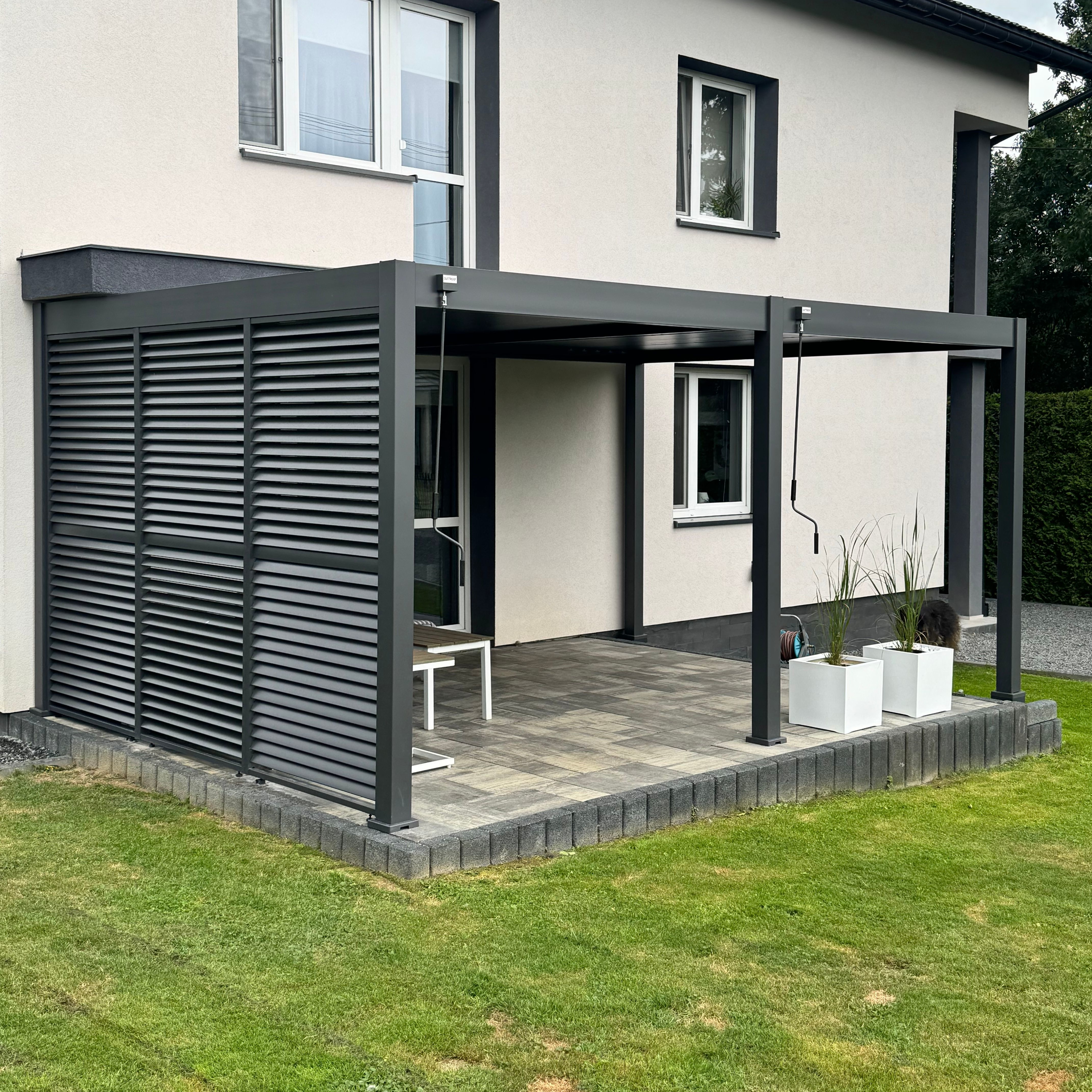 Hliníková pergola Gutroof DELUXE 3,6x5,3 m antracit fotografie realizace 3