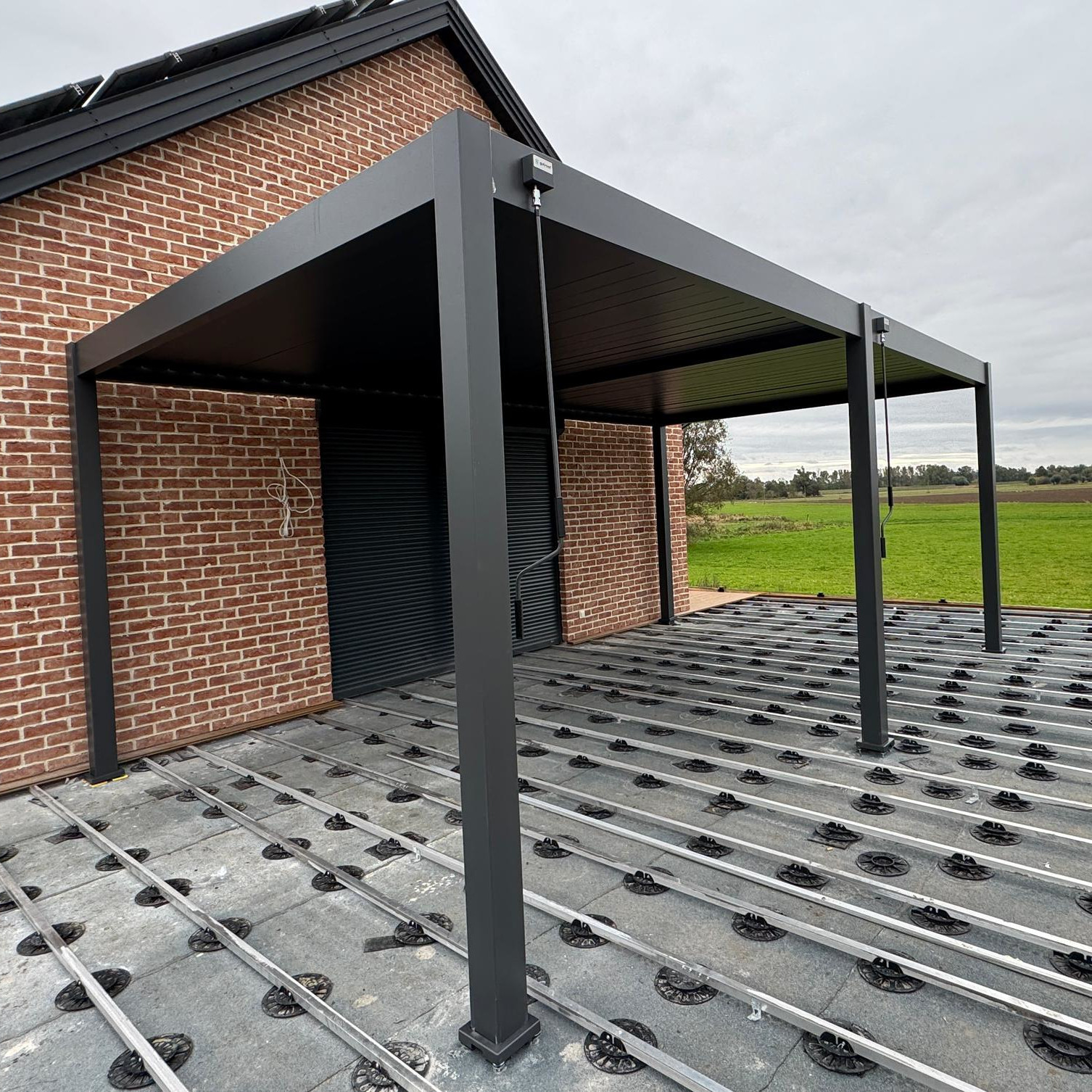 Hliníková pergola Gutroof DELUXE 3,6x7,2 m antracit fotografie realizace 1
