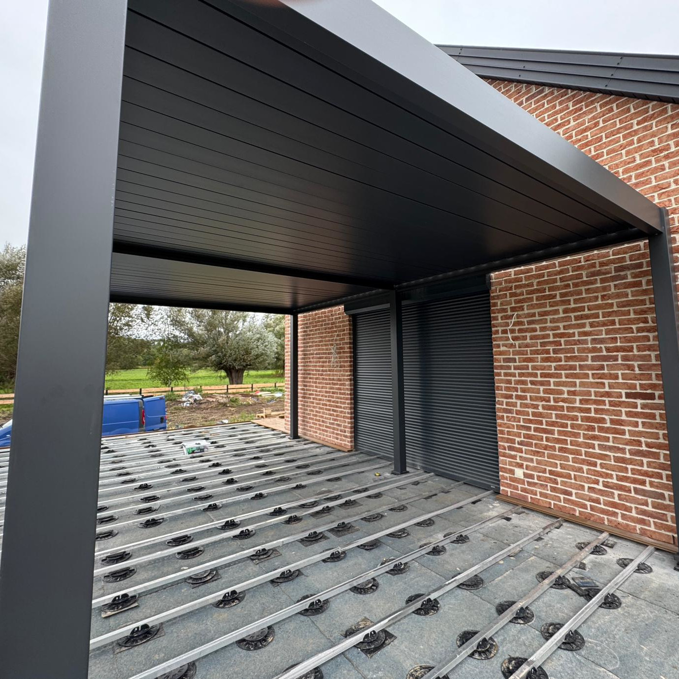 Hliníková pergola Gutroof DELUXE 3,6x7,2 m antracit fotografie realizace 3