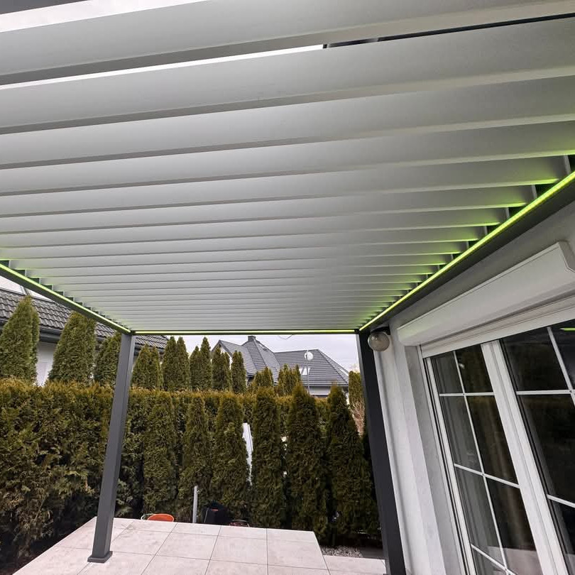 Elektrická pergola Gutroof DELUXE PRO 3x4 m s LED, šedá fotografie realizace 1