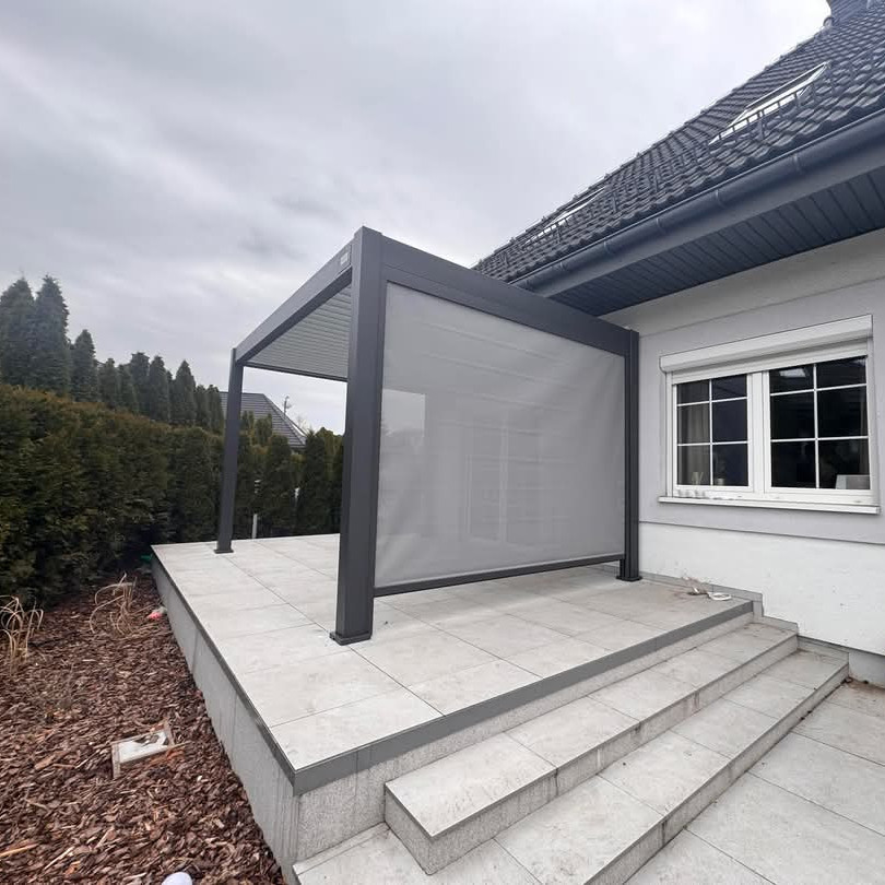 Elektrická pergola Gutroof DELUXE PRO 3x4 m s LED, šedá fotografie realizace 2