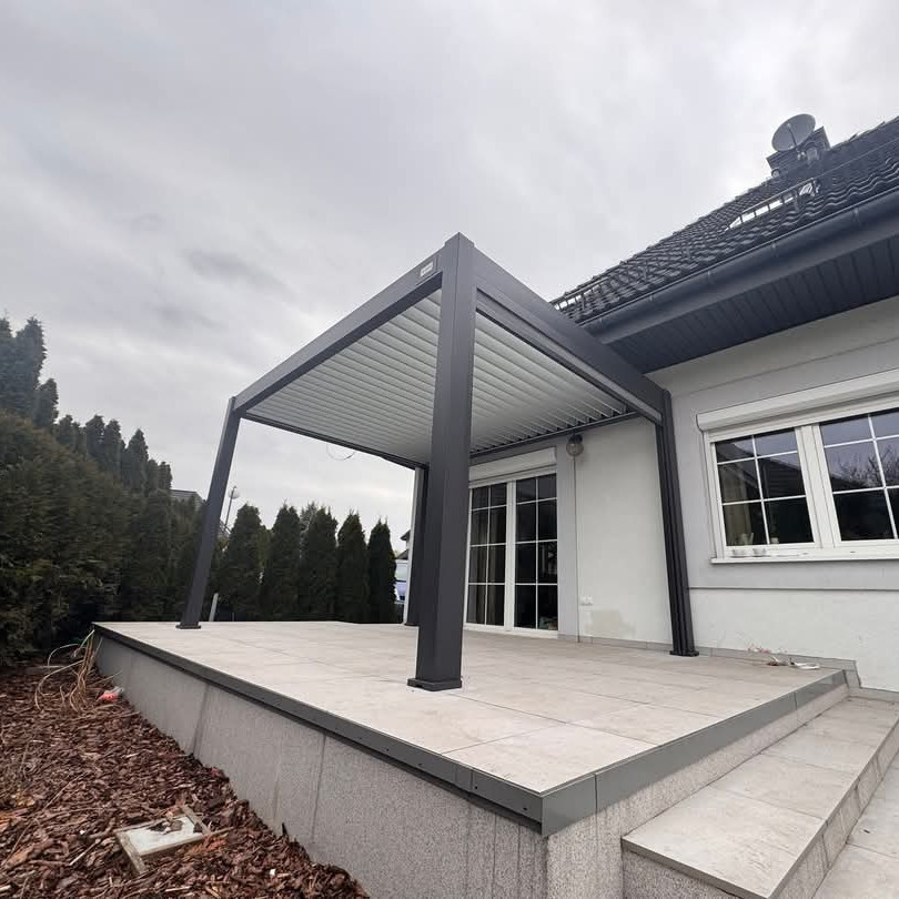 Elektrická pergola Gutroof DELUXE PRO 3x4 m s LED, šedá fotografie realizace 3