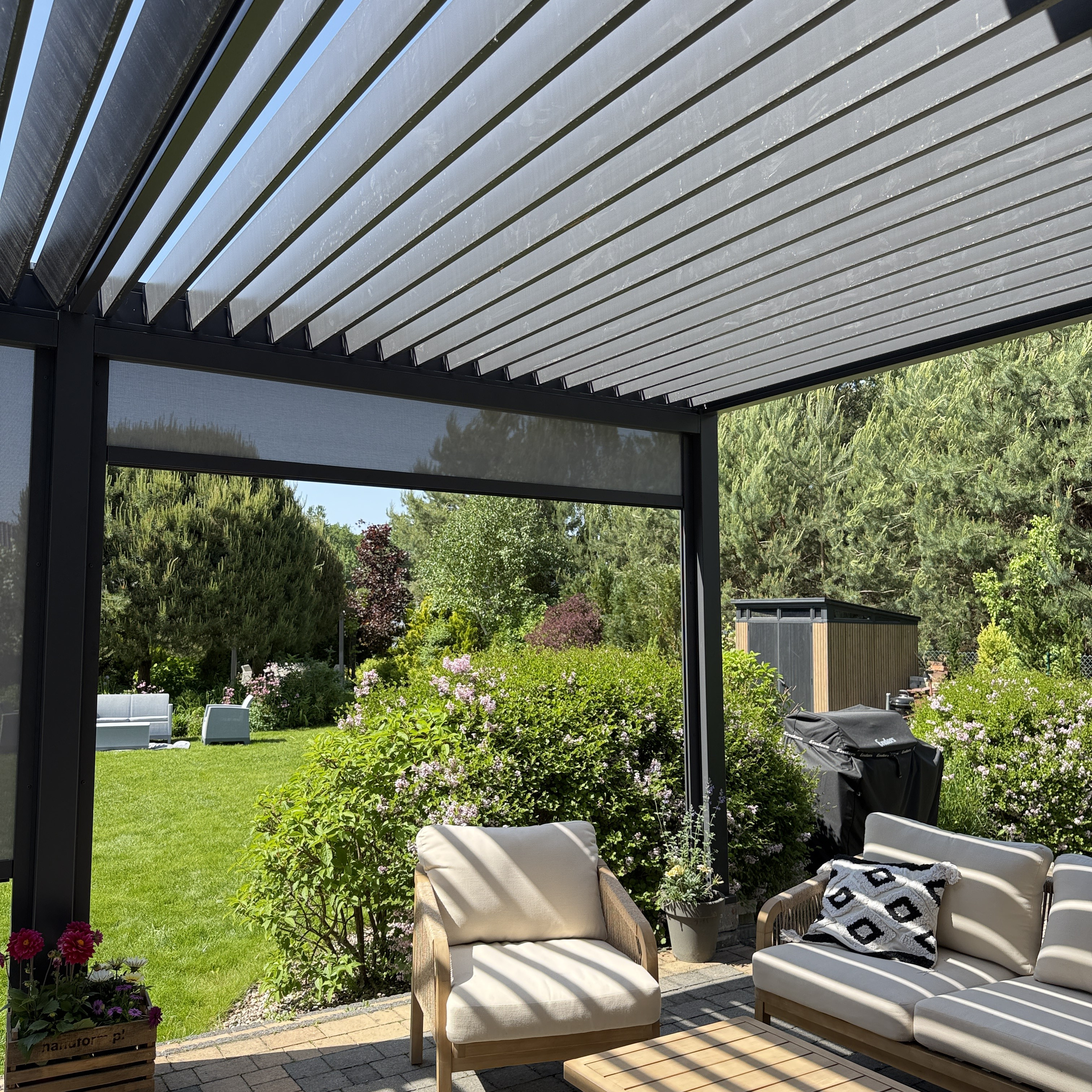 Roleta Gutroof pro pergoly ELEGANCE/DELUXE/FUSION 3m antracit fotografie realizace 1