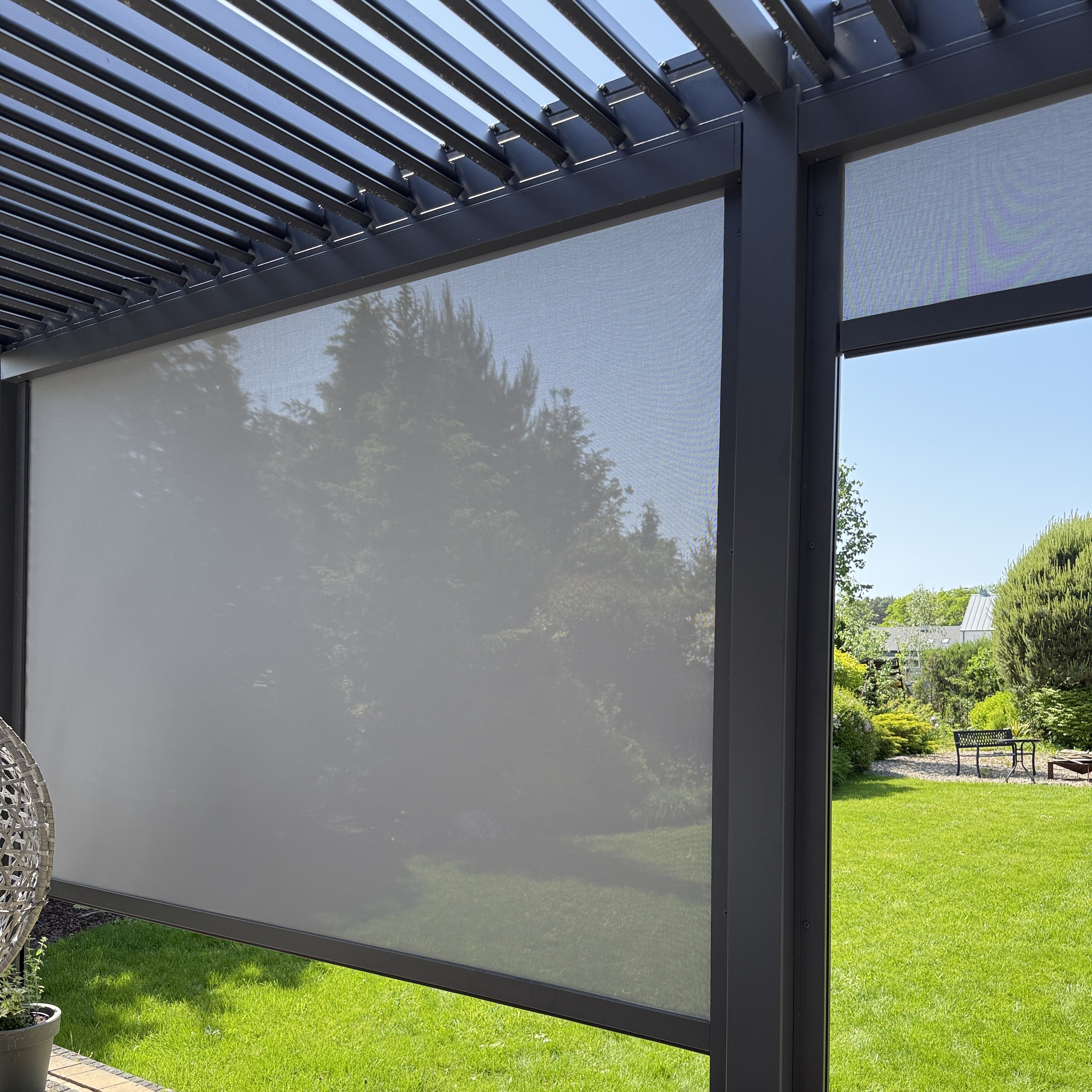 Roleta Gutroof pro pergoly ELEGANCE/DELUXE/FUSION 3m antracit fotografie realizace 2