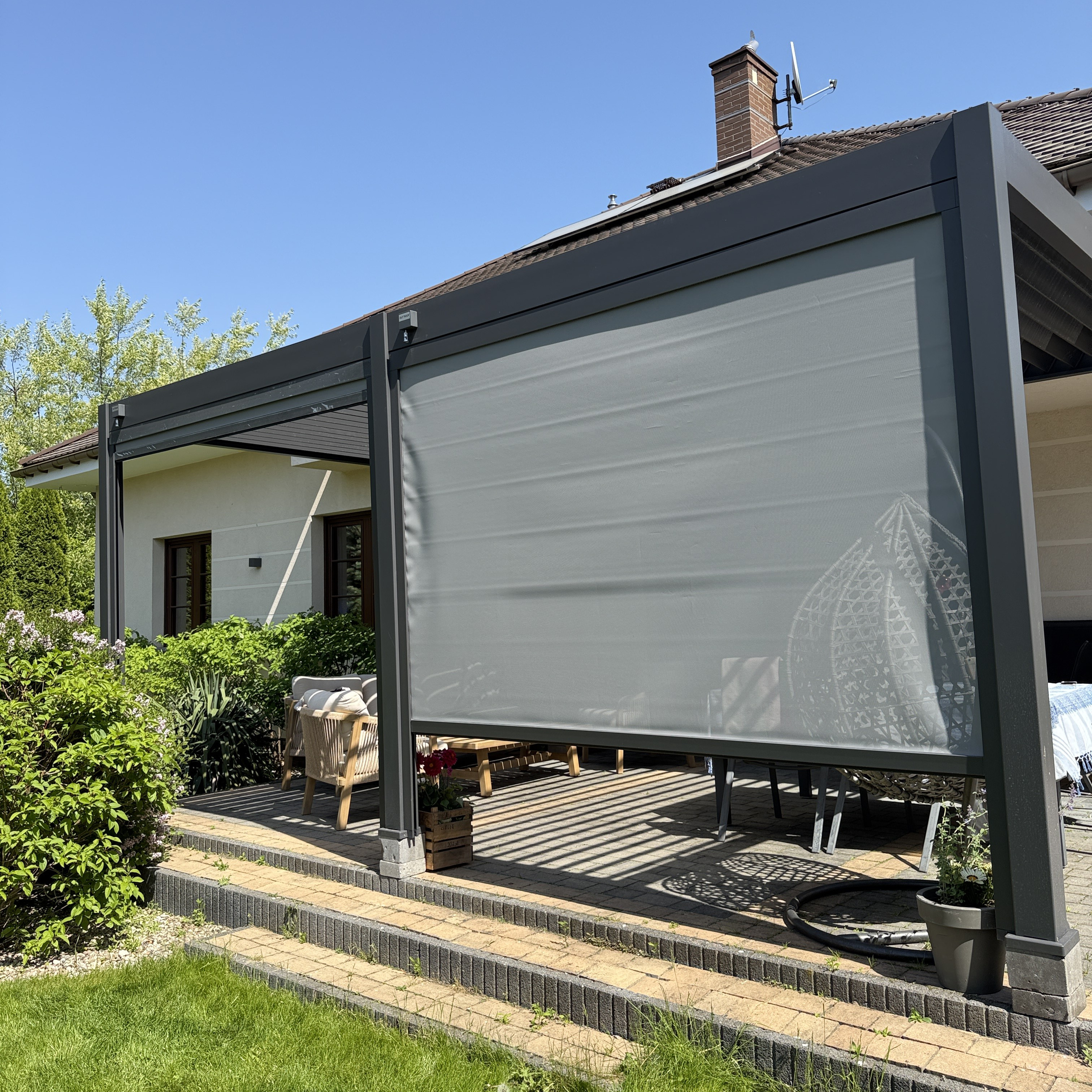 Roleta Gutroof pro pergoly ELEGANCE/DELUXE/FUSION 3m antracit fotografie realizace 3