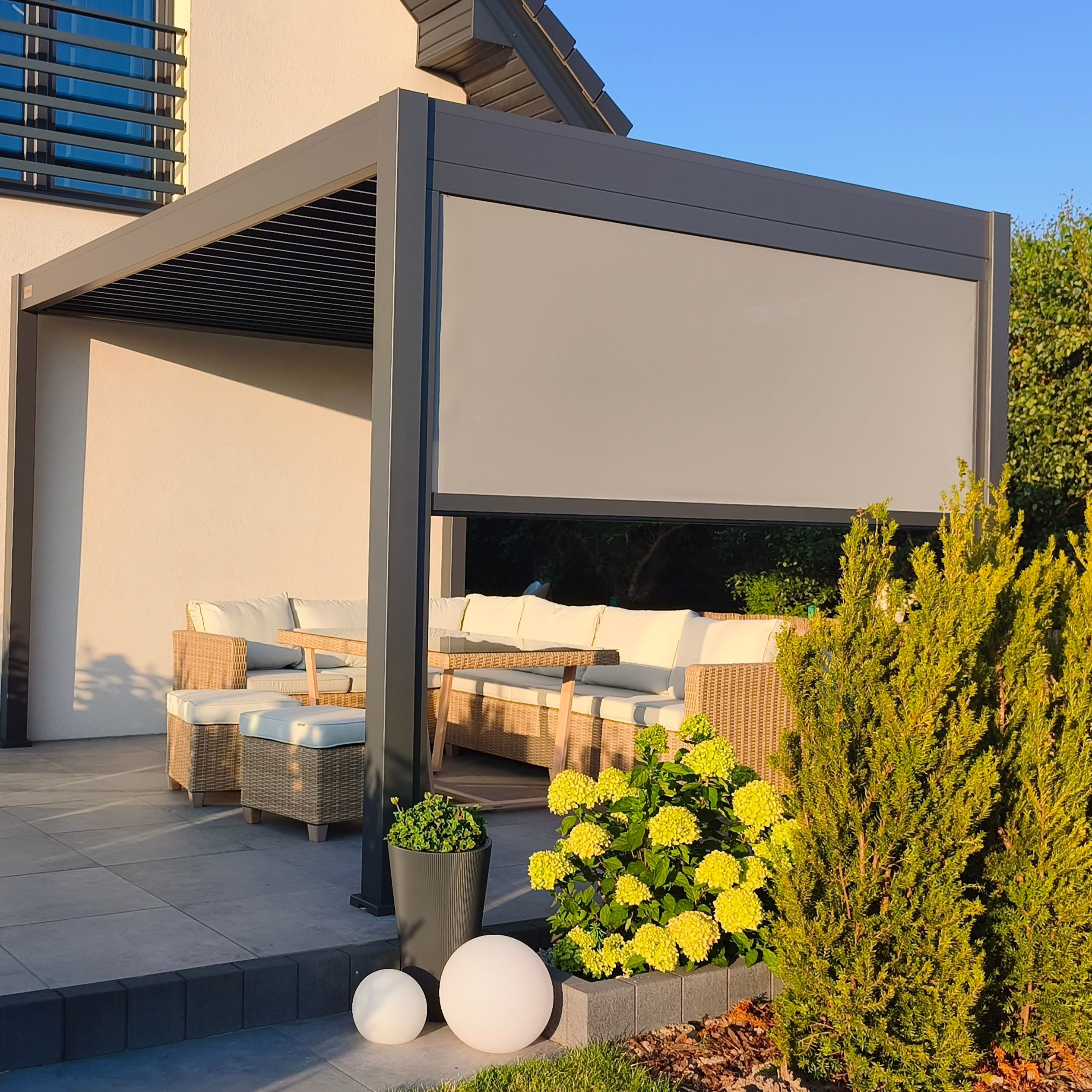 Roleta Gutroof pro pergoly ELEGANCE/DELUXE/FUSION 3m antracit fotografie realizace 10