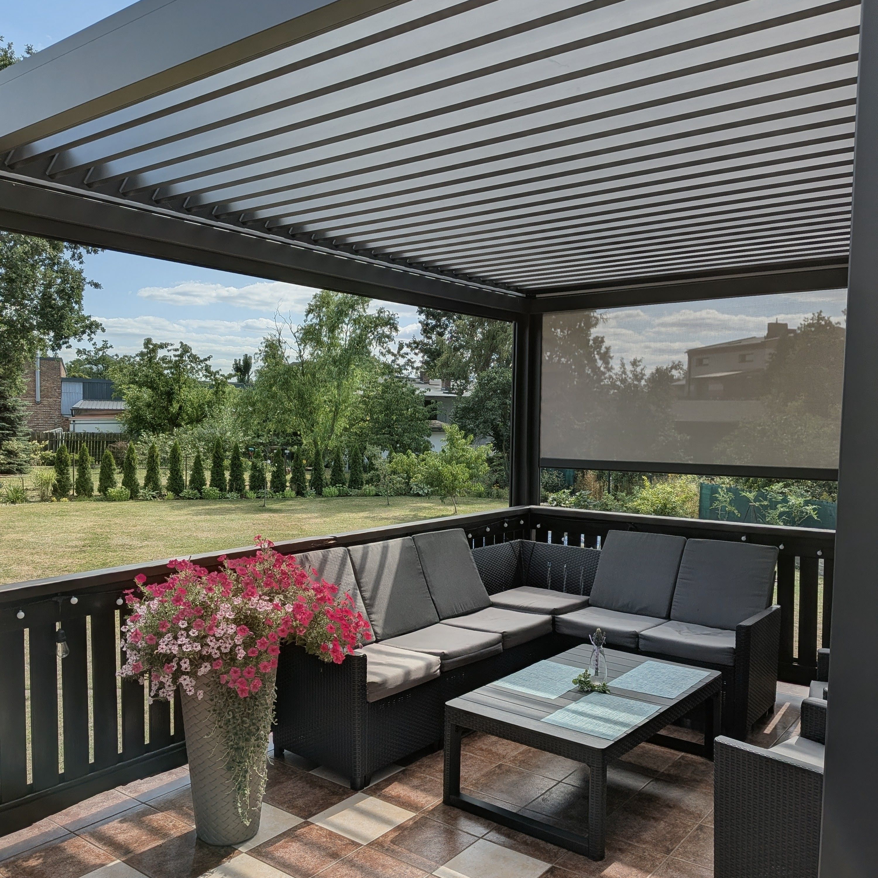 Roleta Gutroof pro pergoly ELEGANCE/DELUXE/FUSION 3m antracit fotografie realizace 11