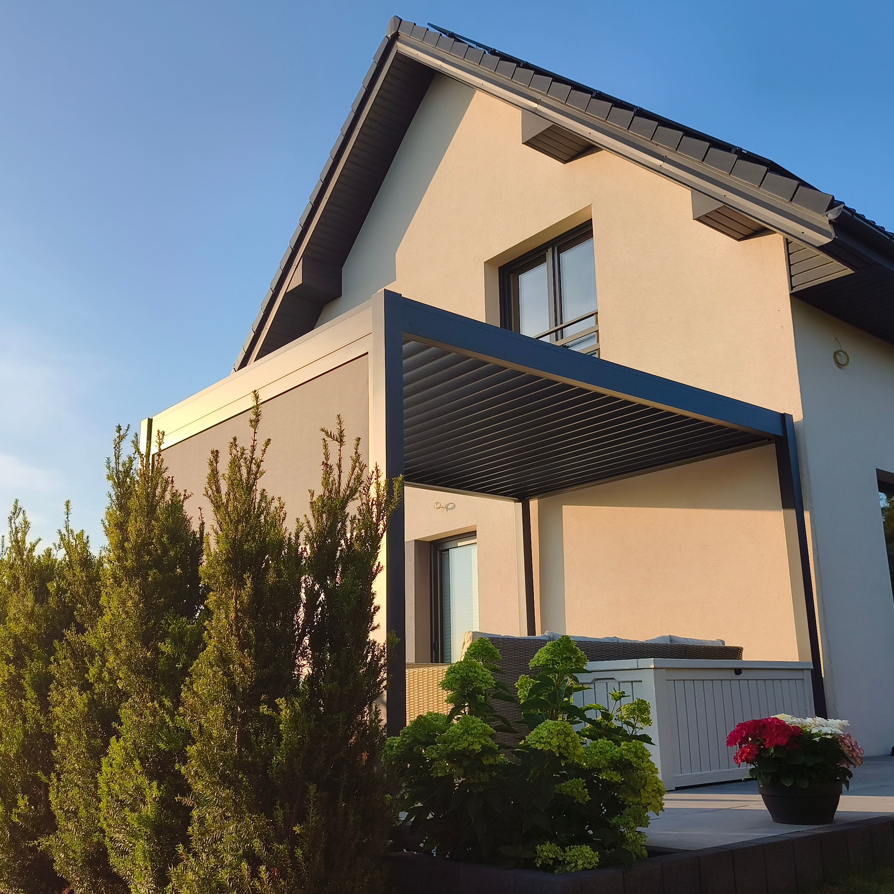 Roleta Gutroof pro pergoly ELEGANCE/DELUXE/FUSION 3m antracit fotografie realizace 7