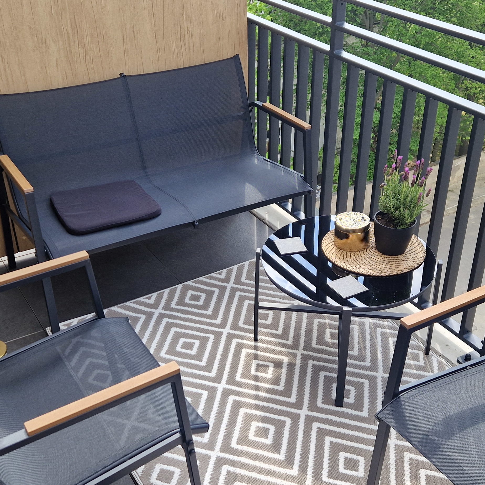 Kovová zahradní sestava Bjørkka MANGO CAFFE Black fotografie realizace 1