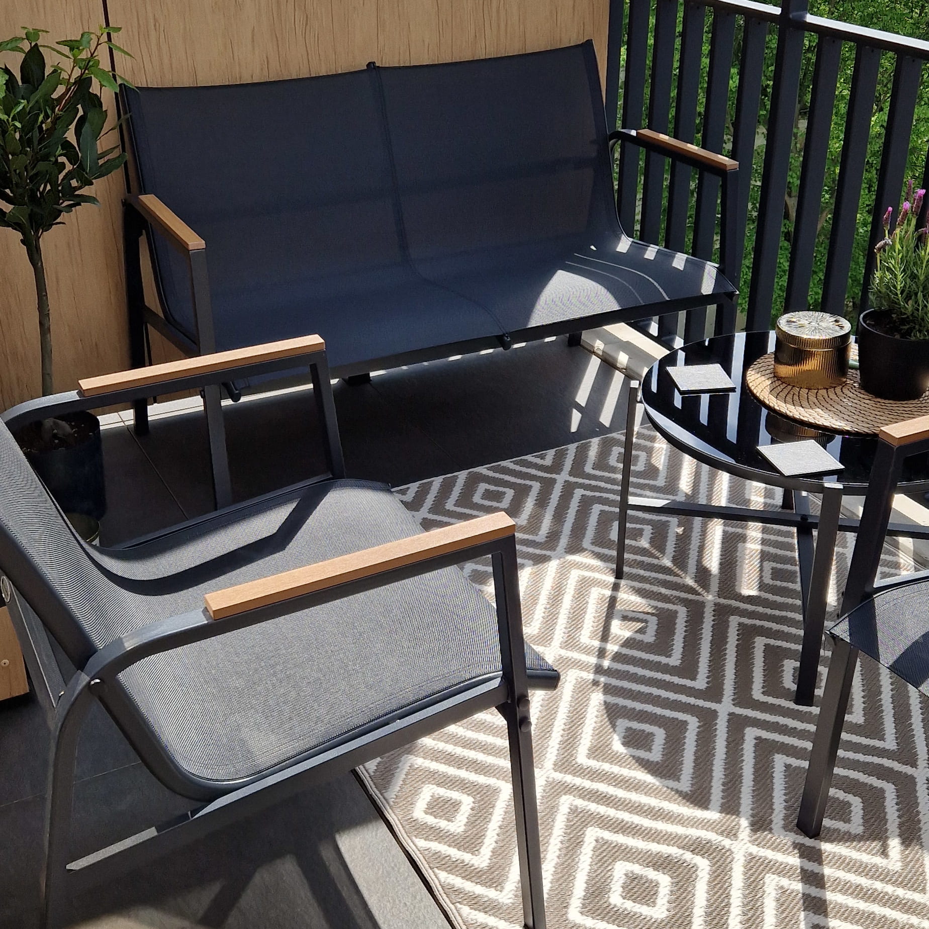 Kovová zahradní sestava Bjørkka MANGO CAFFE Black fotografie realizace 2