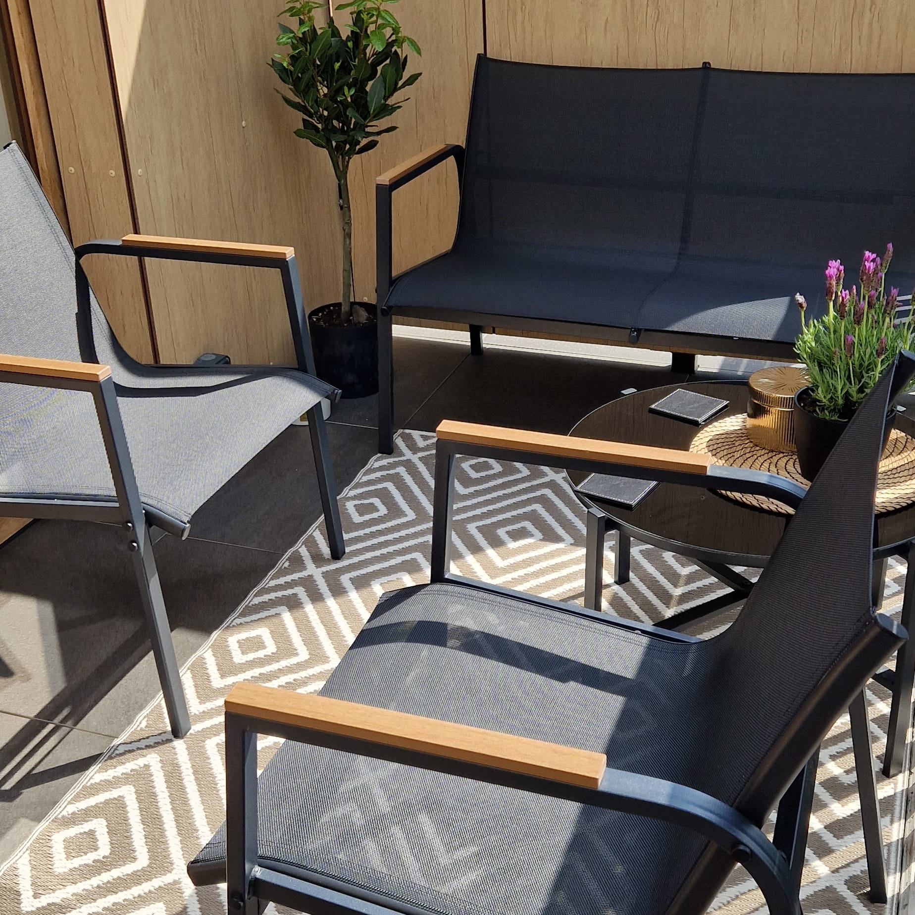Kovová zahradní sestava Bjørkka MANGO CAFFE Black fotografie realizace 3