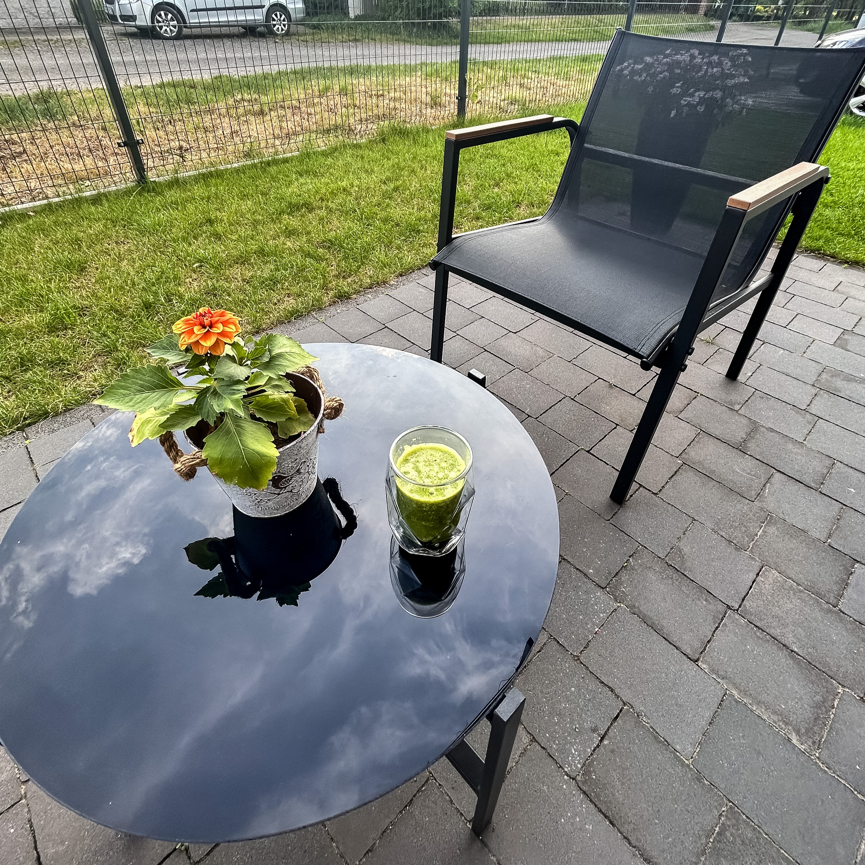 Kovová zahradní sestava Bjørkka MANGO CAFFE Black fotografie realizace 9