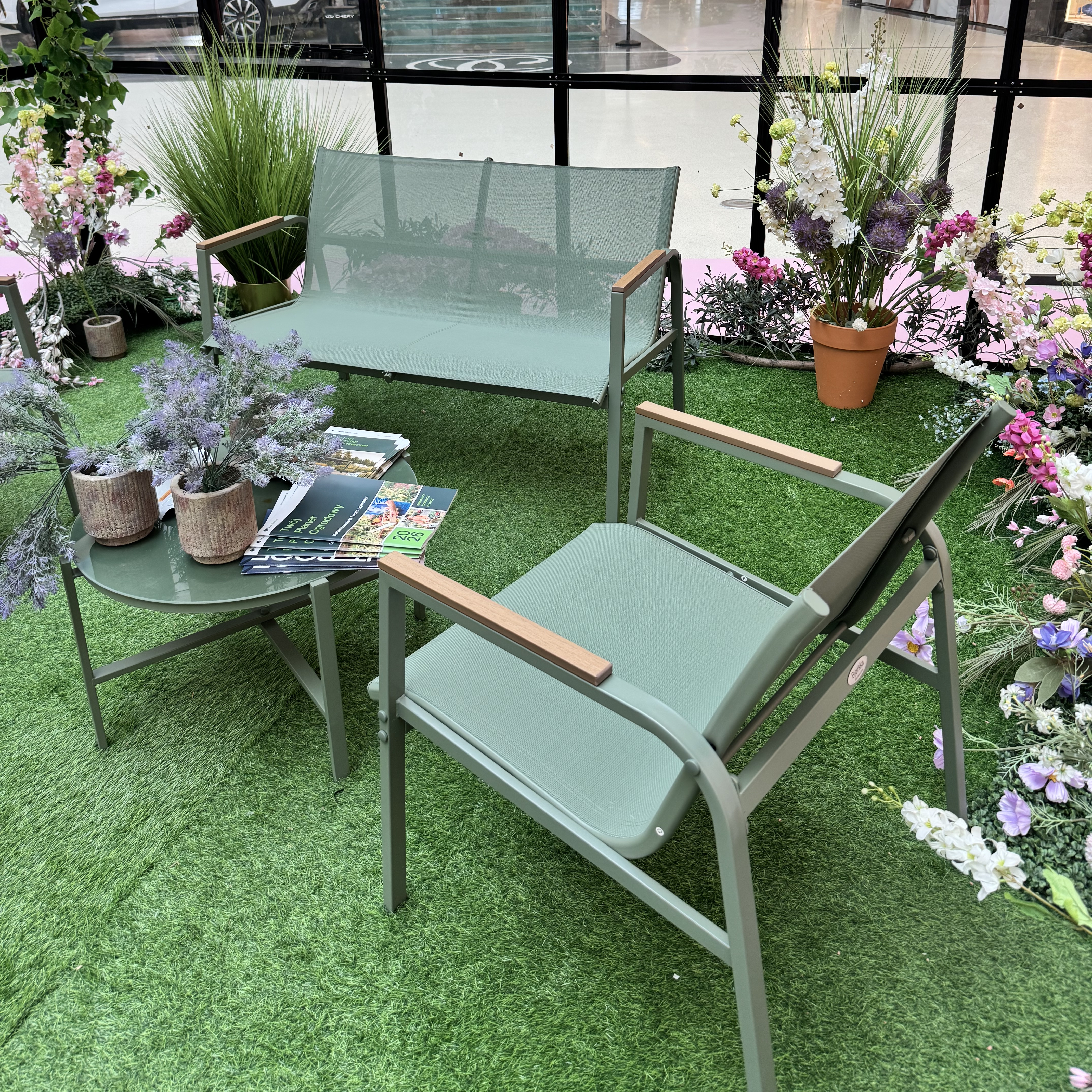Zahradní kovová sestava Bjørkka MANGO CAFFE Green fotografie realizace 5