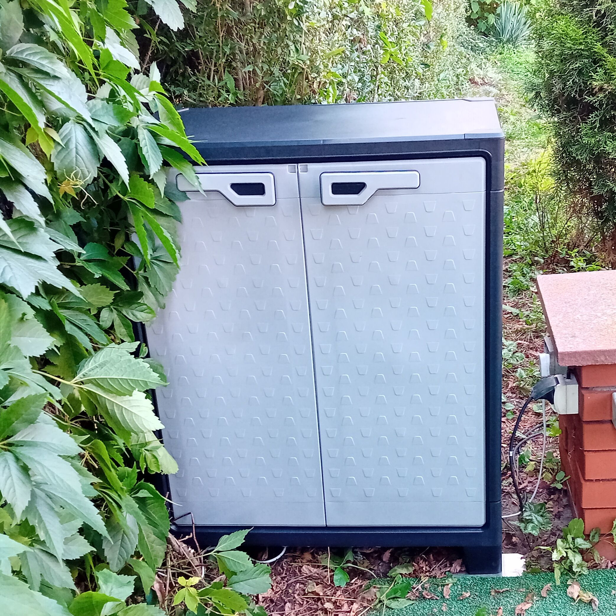 Plastová skříňka Keter Titan Low Cabinet fotografie realizace 1