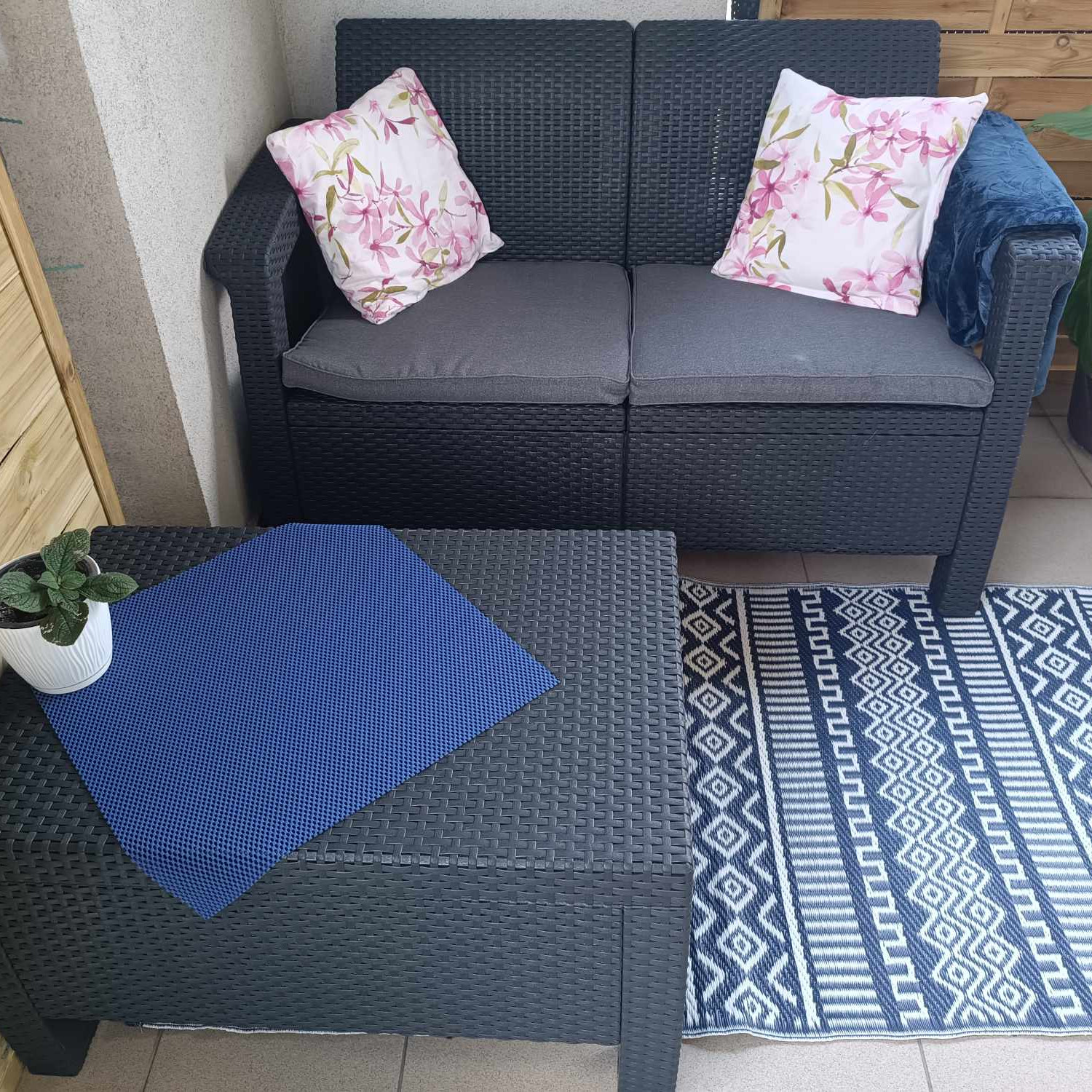 Zahradní pohovka Keter CORFU LOVE SEAT grafit fotografie realizace 1