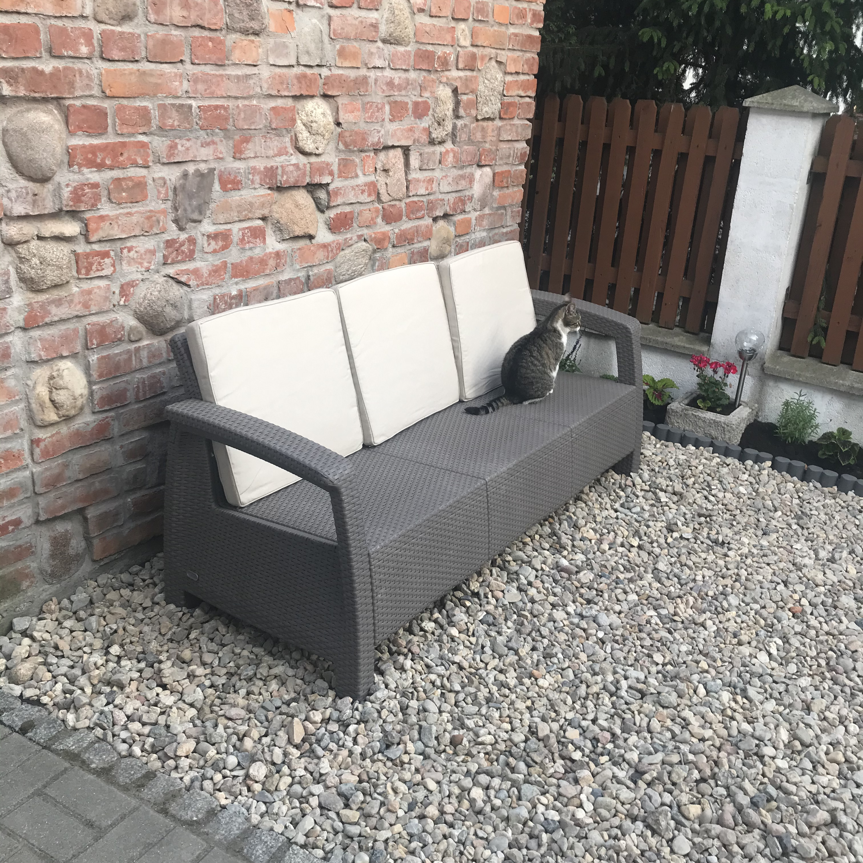 Třímístná zahradní pohovka Keter Corfu Max Cappuccino fotografie realizace 1