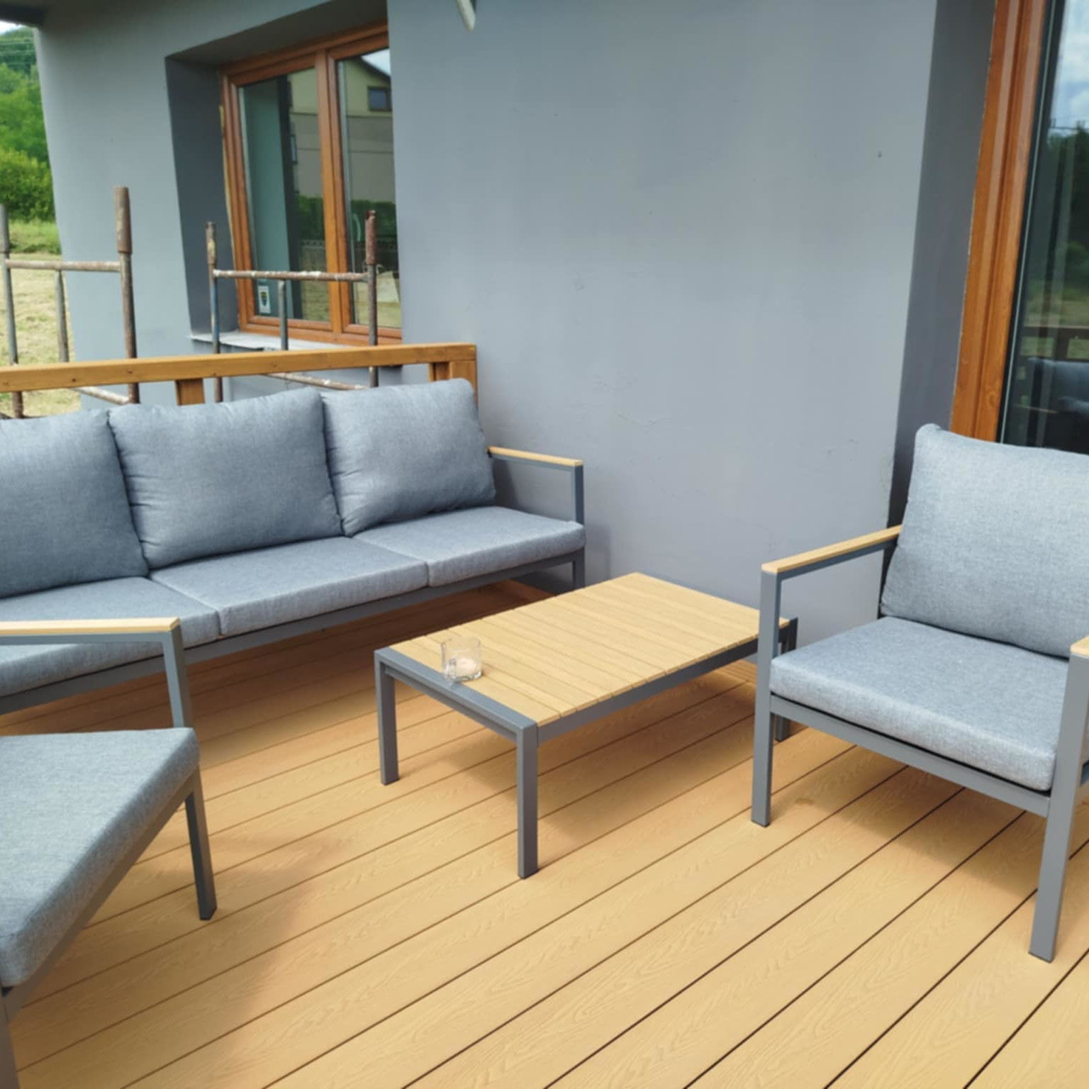 Kovová zahradní sestava Bjørkka EDISON CAFFE Dark Grey fotografie realizace 1