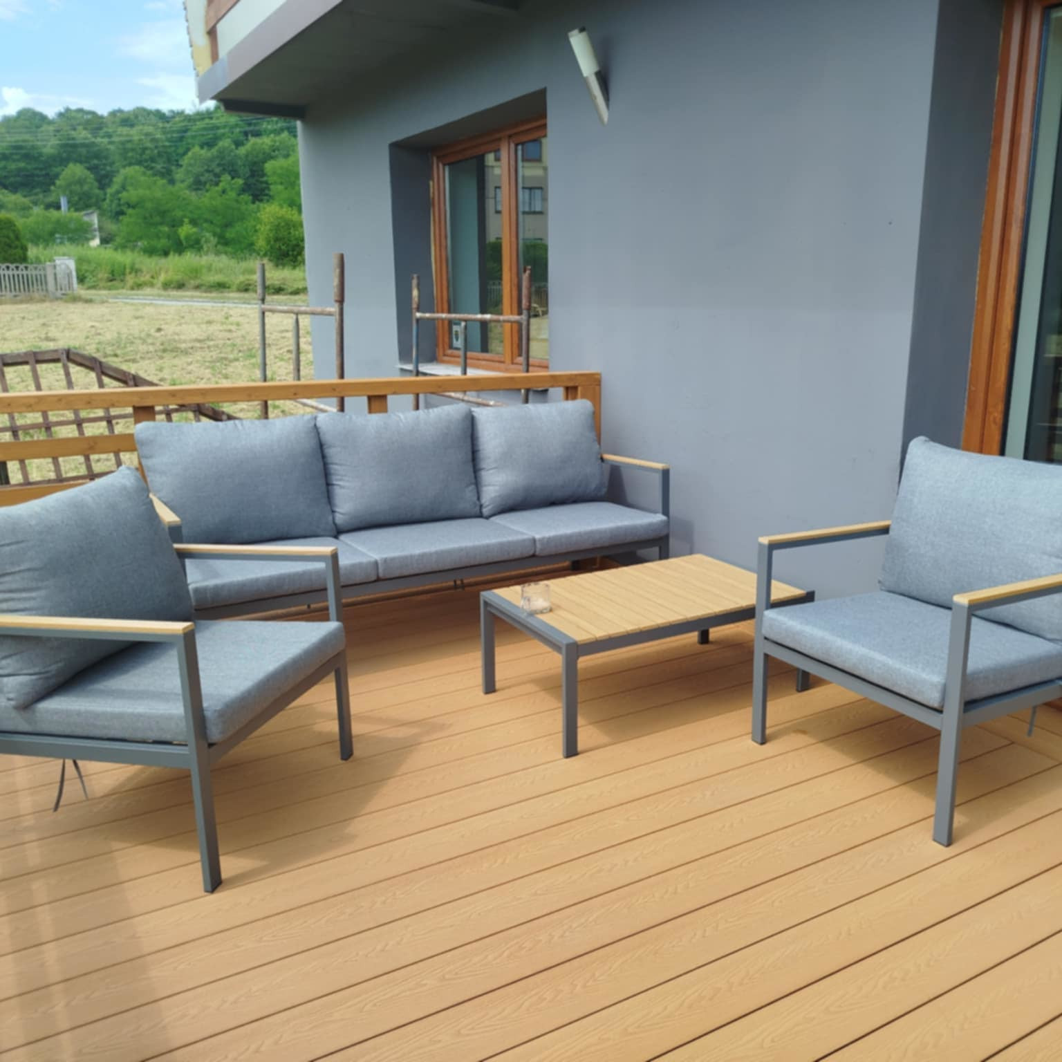 Kovová zahradní sestava Bjørkka EDISON CAFFE Dark Grey fotografie realizace 2